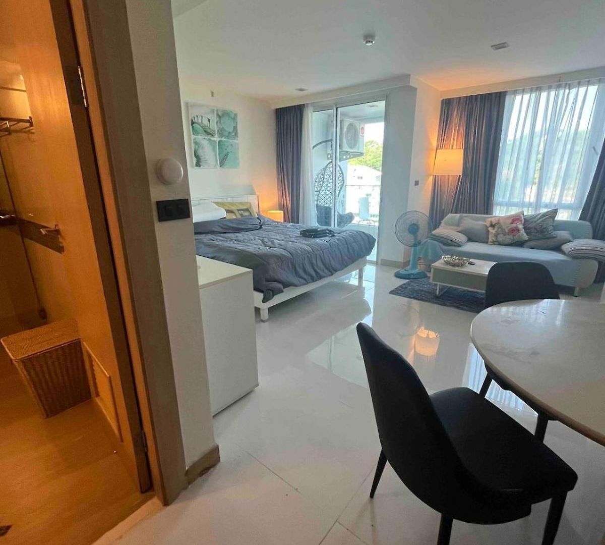 Stunning Unit Situated In Apartment *