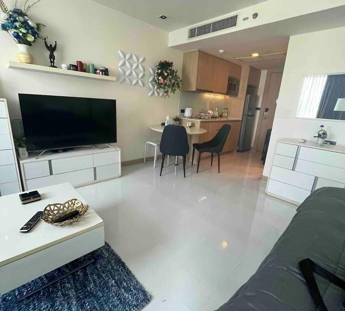 Apartment Stunning Unit Situated In