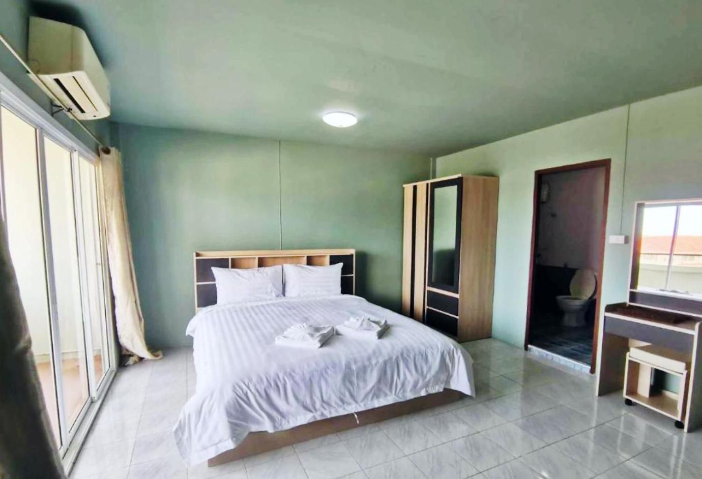 4 Palms Pratumanak โรงแรม Pattaya