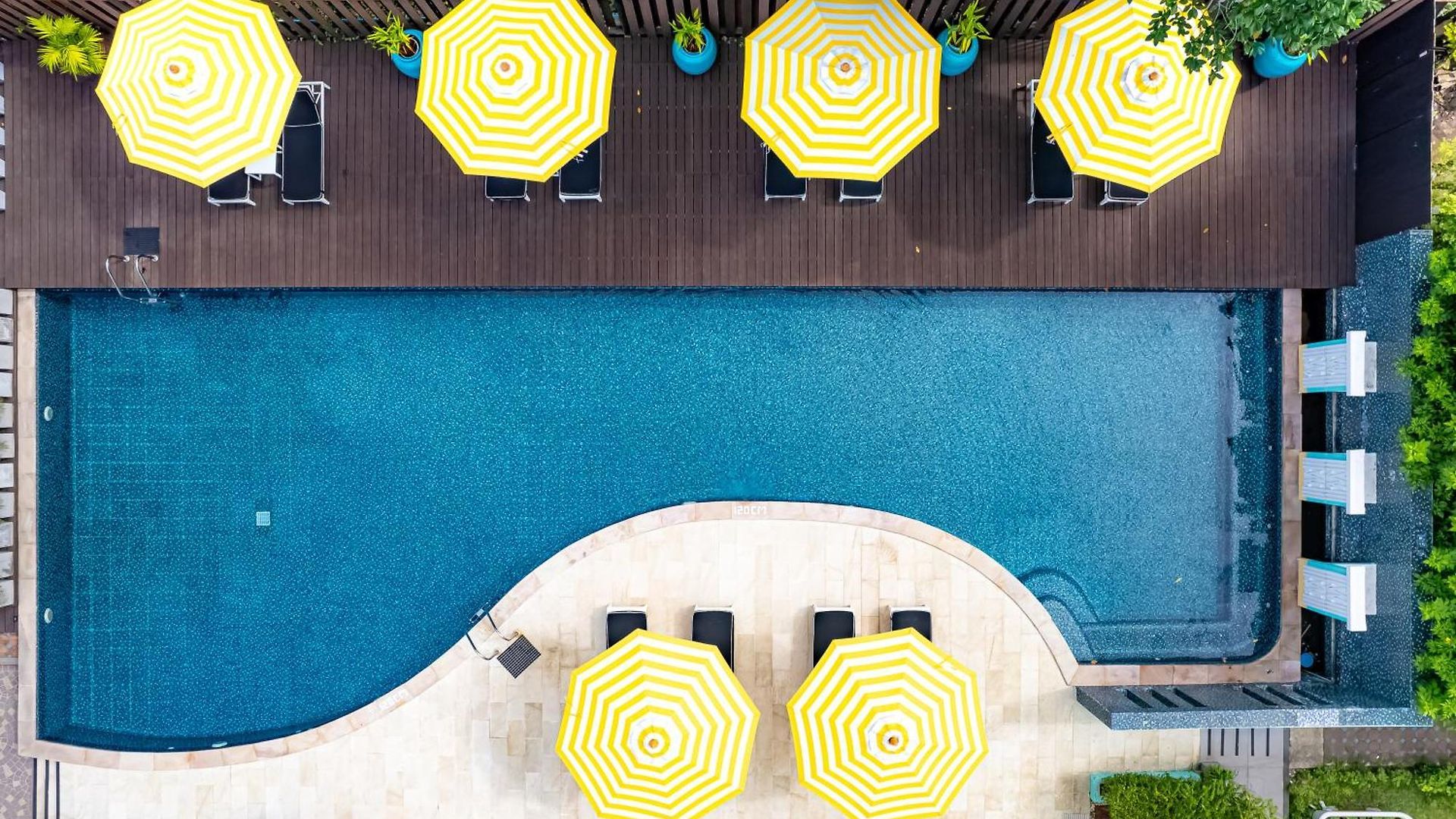 โรงแรม Wave