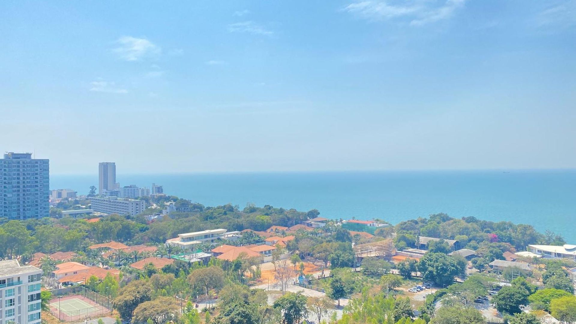 อพาร์ทเม้น The Andromeda Seaview *