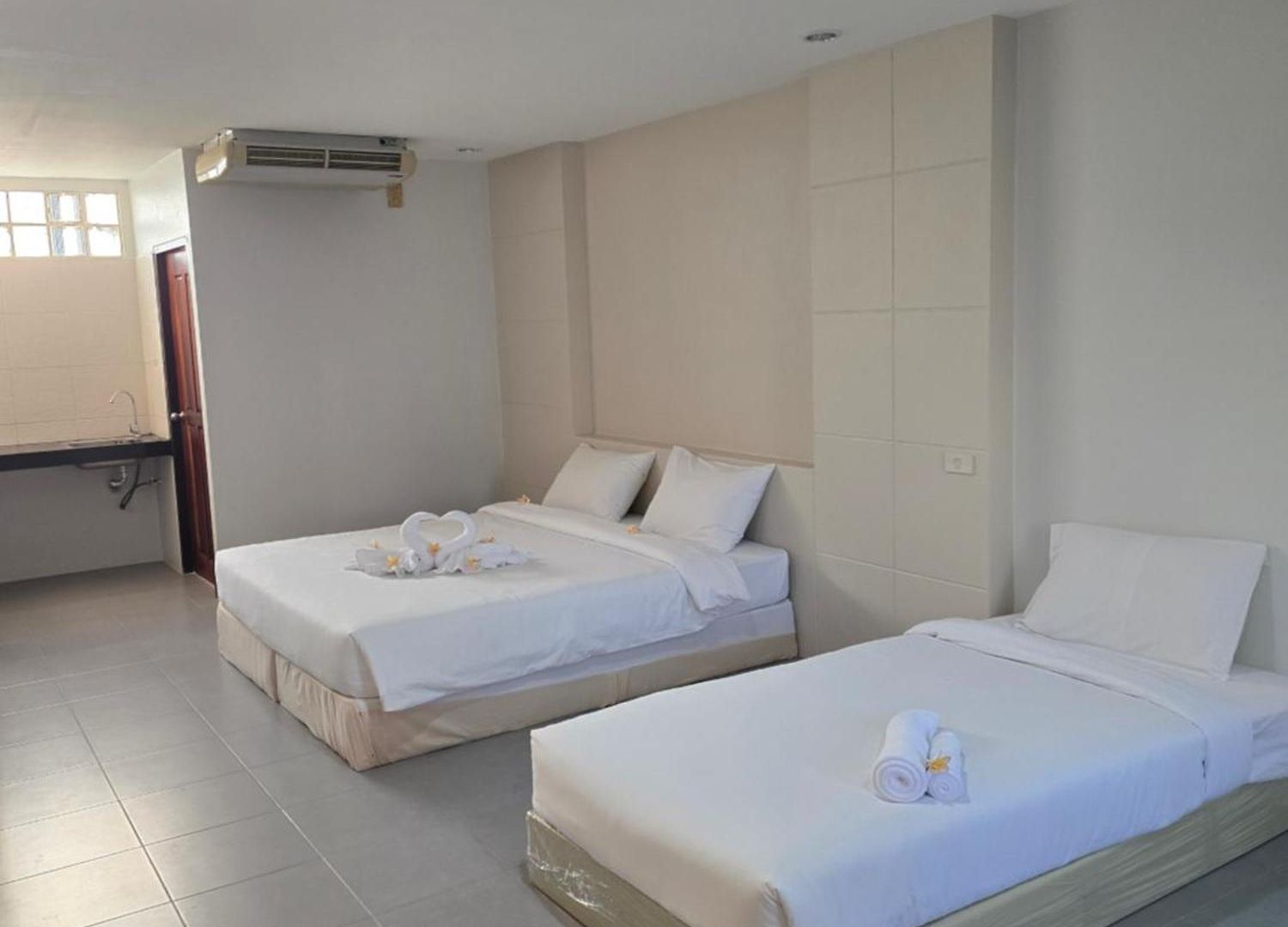 Middle Tree House โรงแรม Pattaya