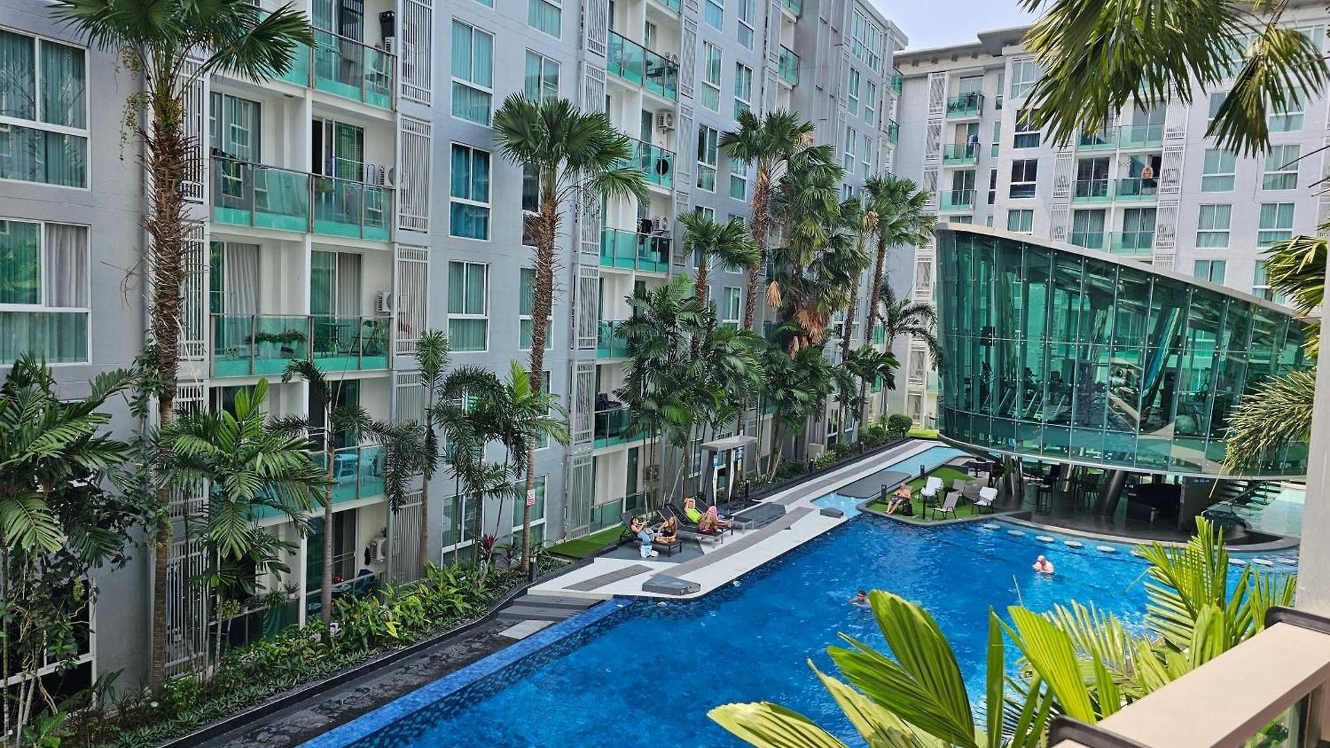 อพาร์ทเม้น Center Pool View *