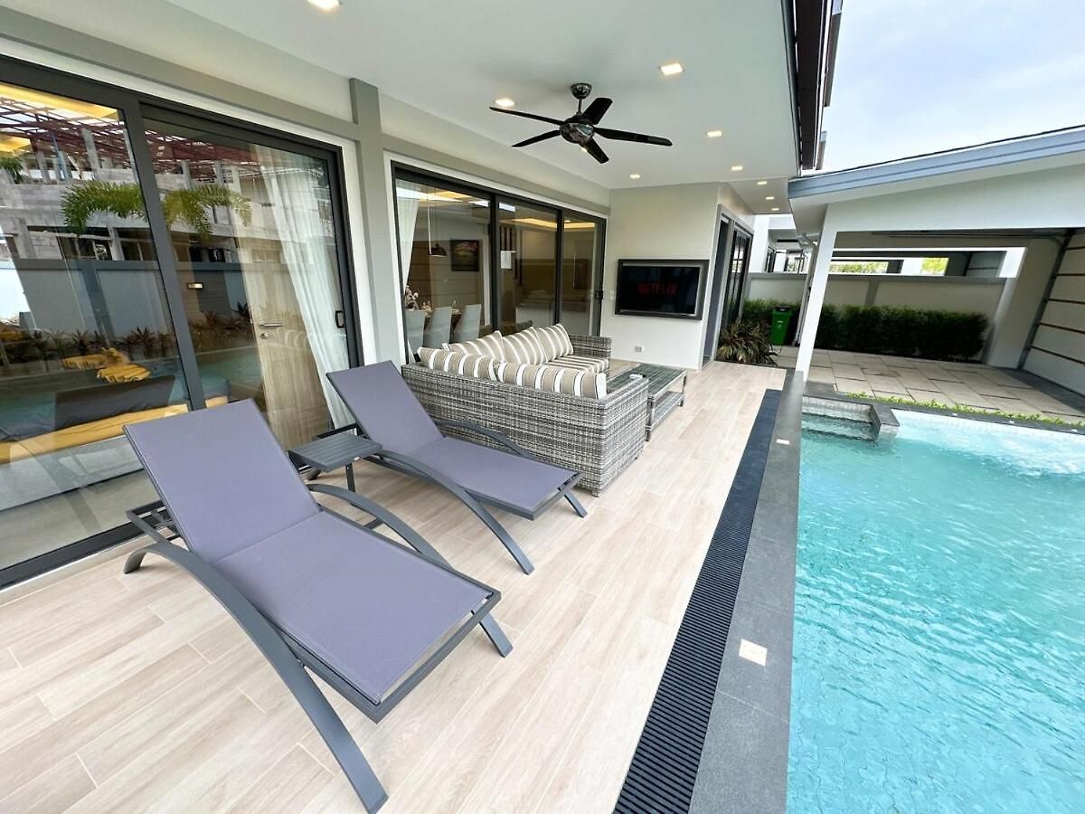 Super Luxury 4 Bedroom Private Pool With Jacuzzi, Near 711, 10 Minutes To Walking Street And - Mt4 วิลล่า