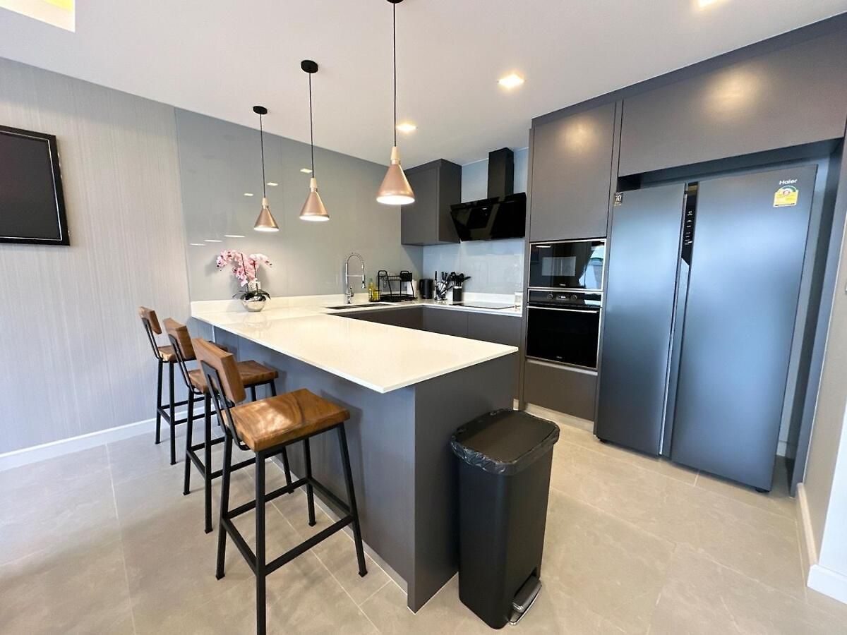 Super Luxury 4 Bedroom Private Pool With Jacuzzi, Near 711, 10 Minutes To Walking Street And - Mt4 วิลล่า *