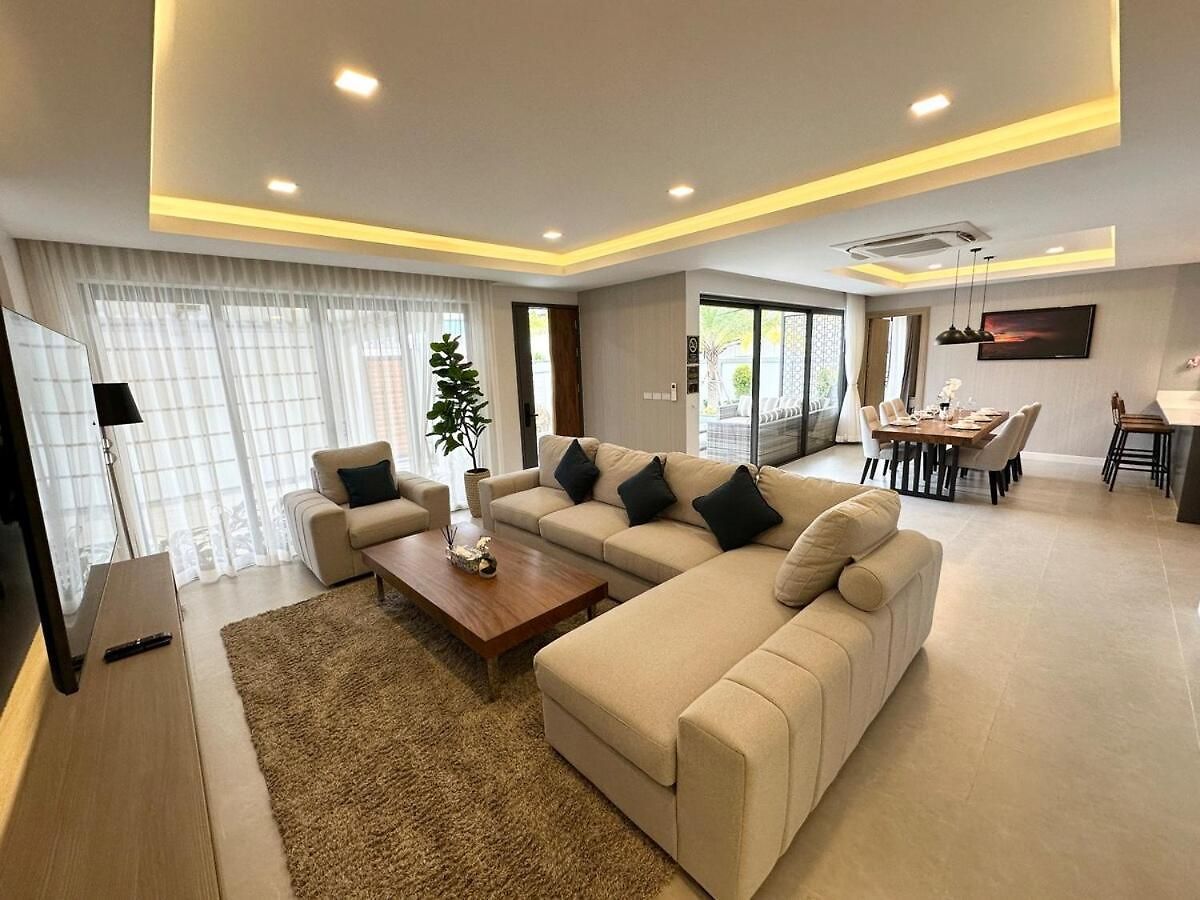 Super Luxury 4 Bedroom Private Pool With Jacuzzi, Near 711, 10 Minutes To Walking Street And - Mt4 วิลล่า *