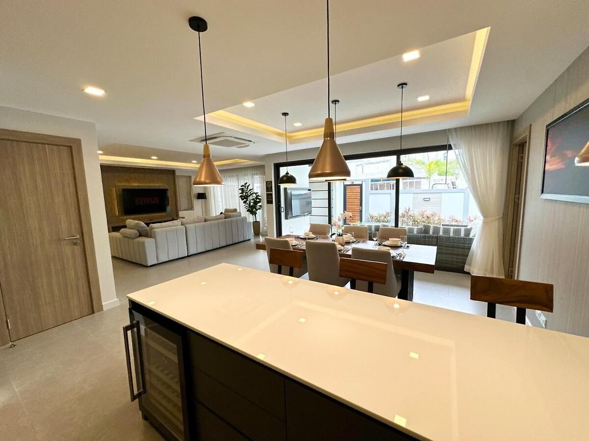 Super Luxury 4 Bedroom Private Pool With Jacuzzi, Near 711, 10 Minutes To Walking Street And - Mt4 วิลล่า