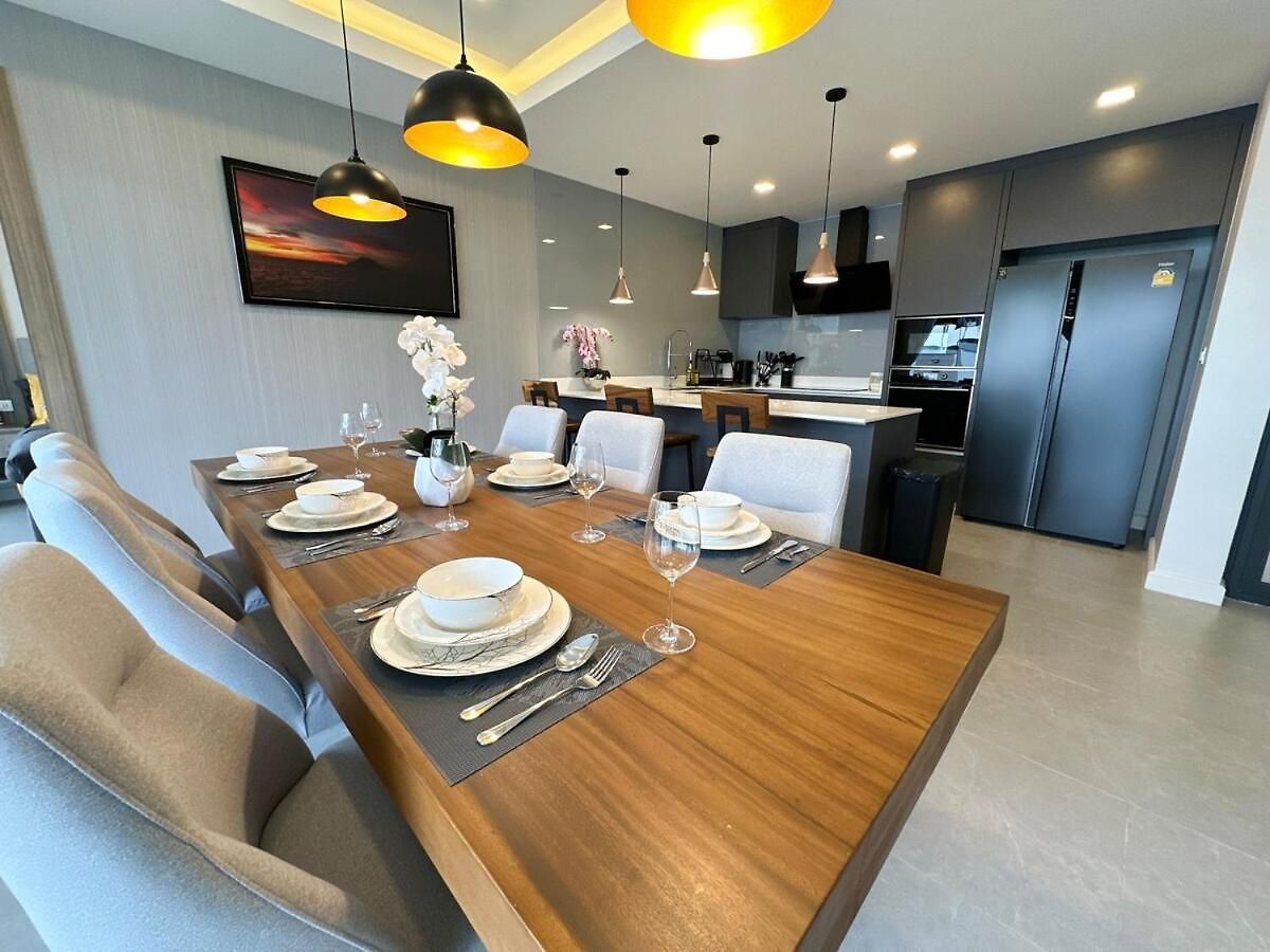 Super Luxury 4 Bedroom Private Pool With Jacuzzi, Near 711, 10 Minutes To Walking Street And - Mt4 วิลล่า