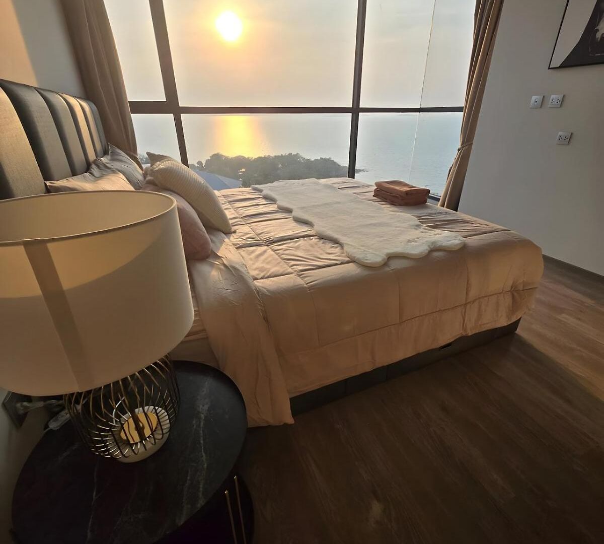 Luxury 80sqm Beachfront 2 Bedroom With Views อพาร์ทเม้น Pattaya