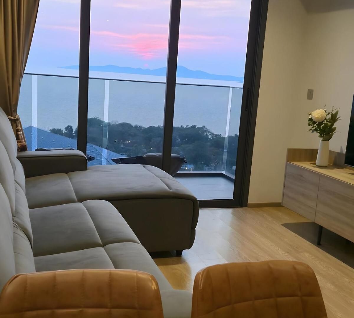 Luxury 80sqm Beachfront 2 Bedroom With Views *
