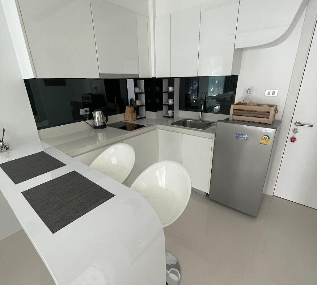 Stylish - Ultra-fast Fiber Internet, Pool, Sauna, Gym, Smart Tv, Guest Friendly *