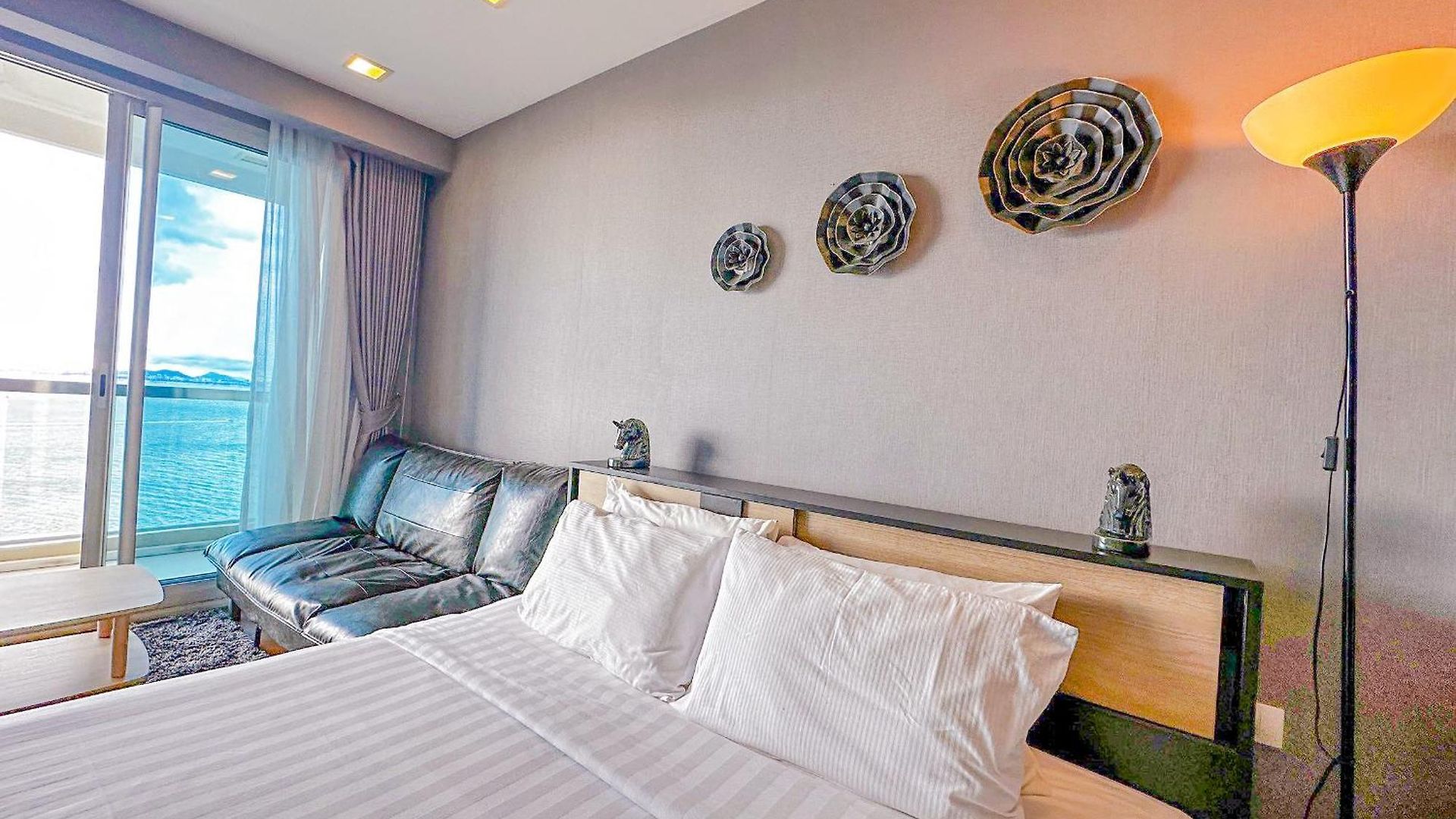 อพาร์ทเม้น The Palm Wongamat X Monthstayz Thailand