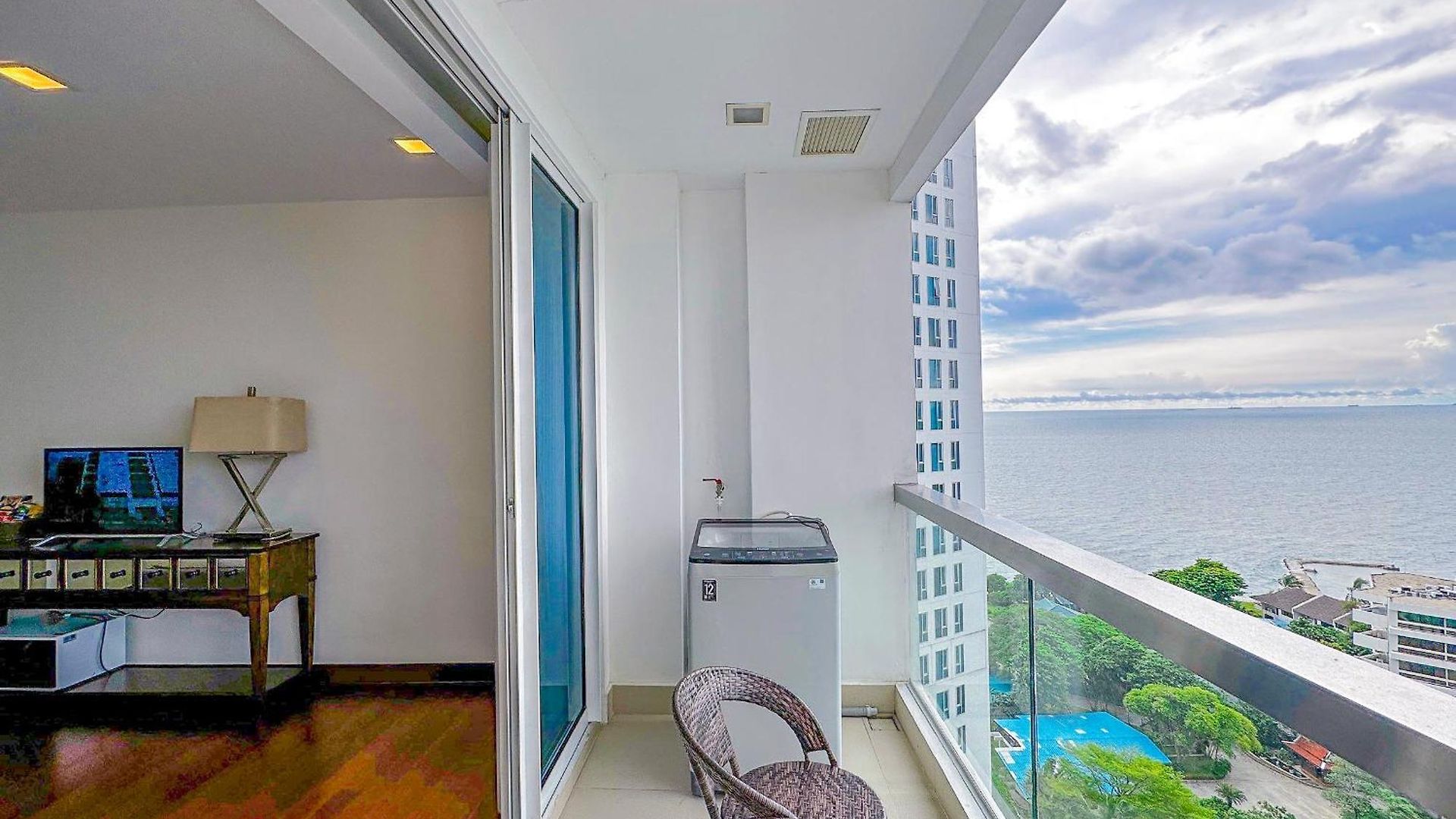 อพาร์ทเม้น The Palm Wongamat X Monthstayz Thailand Pattaya