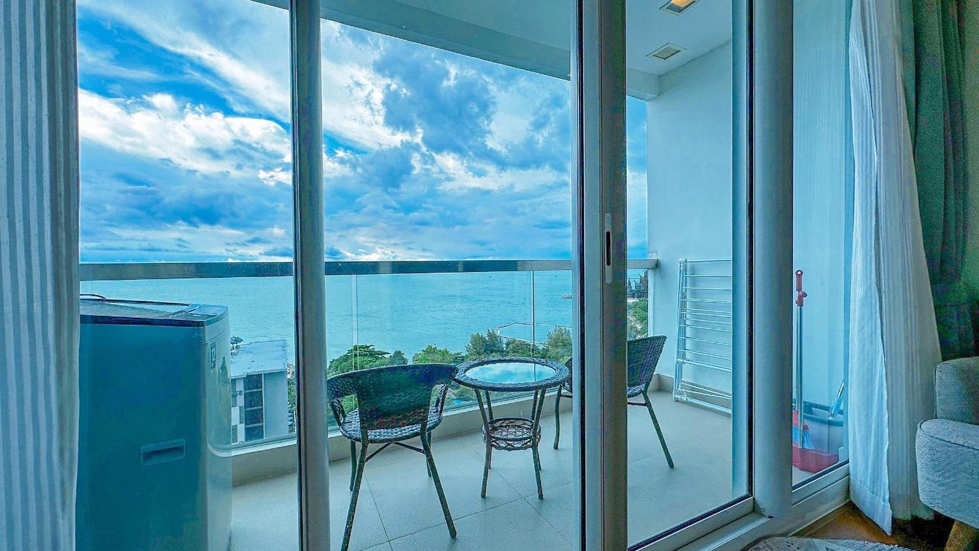อพาร์ทเม้น The Palm Wongamat X Monthstayz Thailand