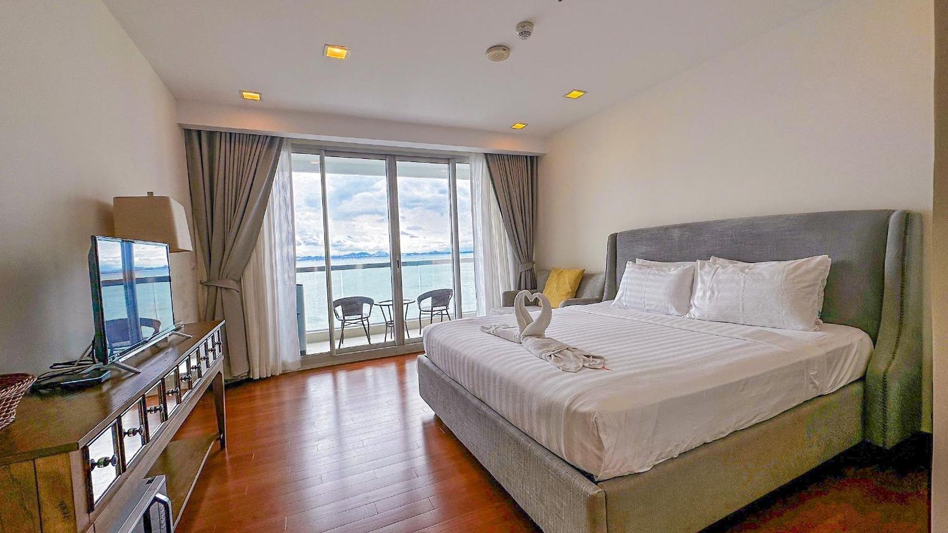 อพาร์ทเม้น The Palm Wongamat X Monthstayz Thailand *