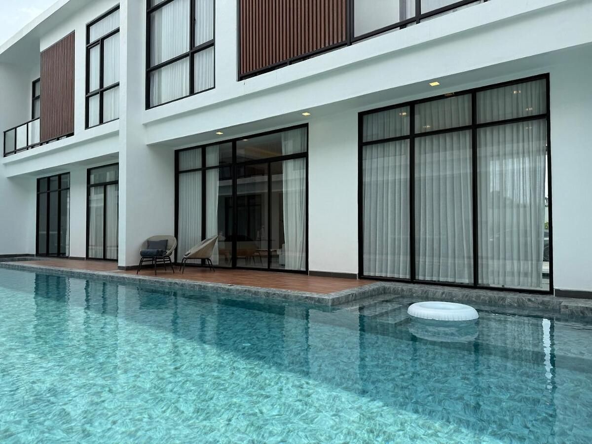 Unique Style 3 Bedroom With Mega Pool *