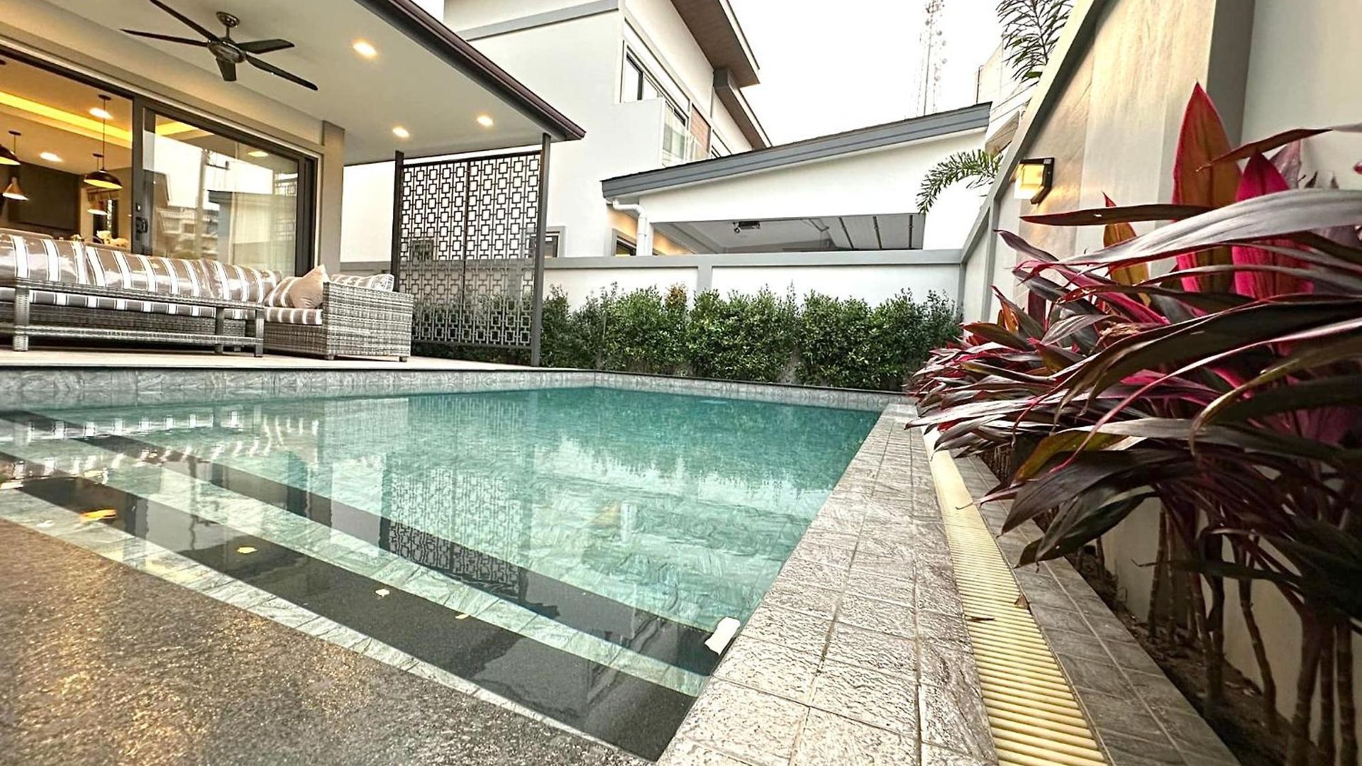 Zensiri Brand New Luxury Pool วิลล่า Pattaya