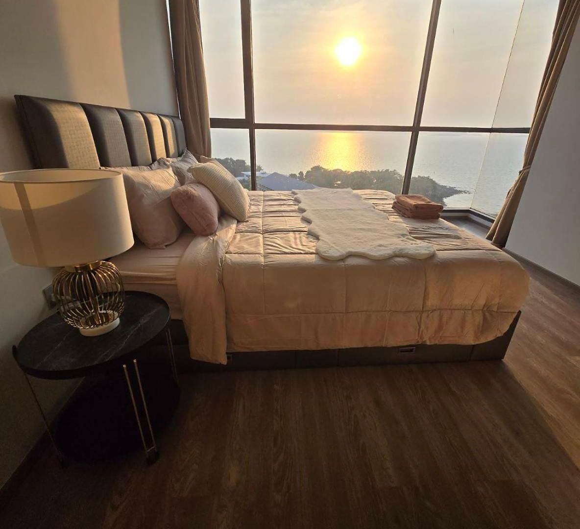 อพาร์ทเม้น Sea View 2 Bed Luxury - Perfect Location