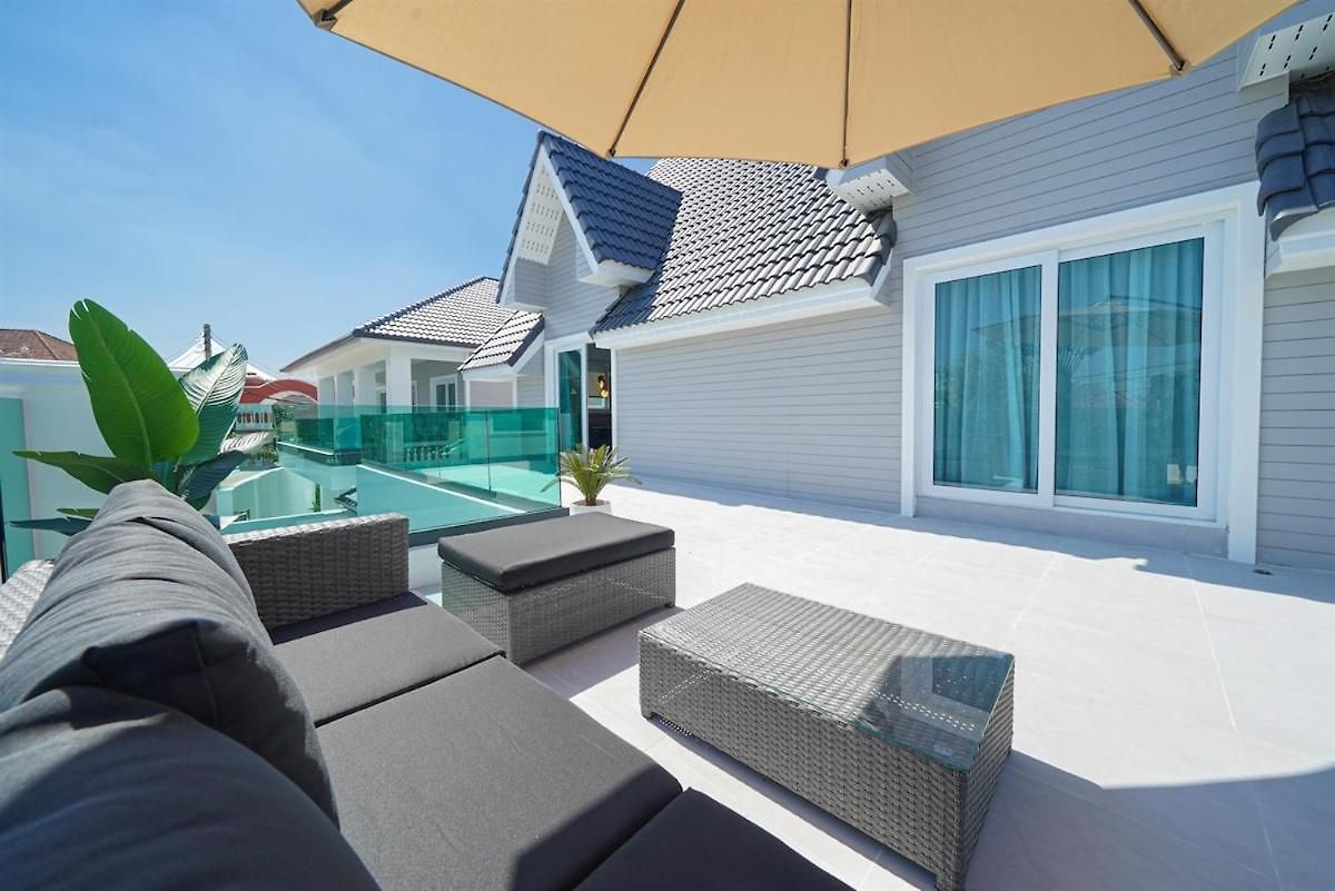 New 2024 - Two Compound - 9br - Two Pools Villa Pattaya