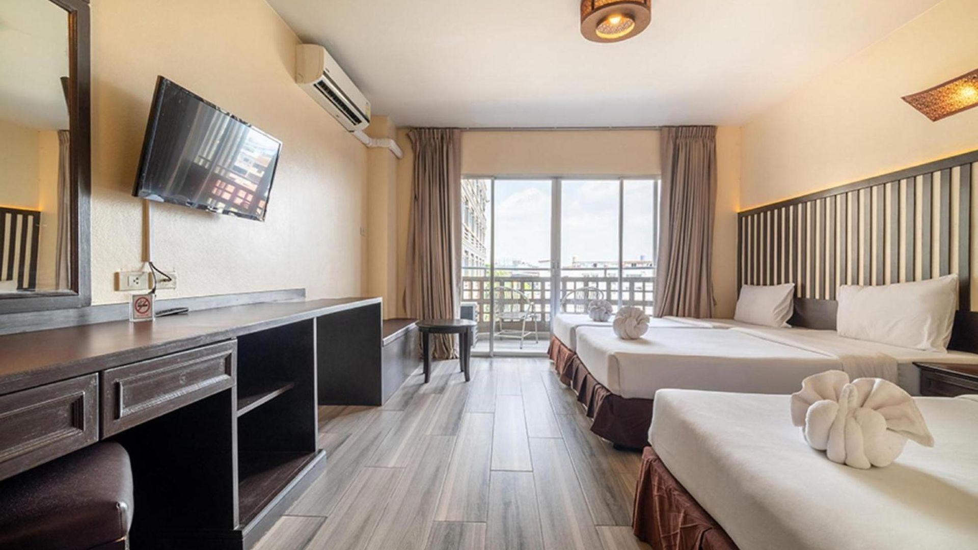 โรงแรม Sunday Ja