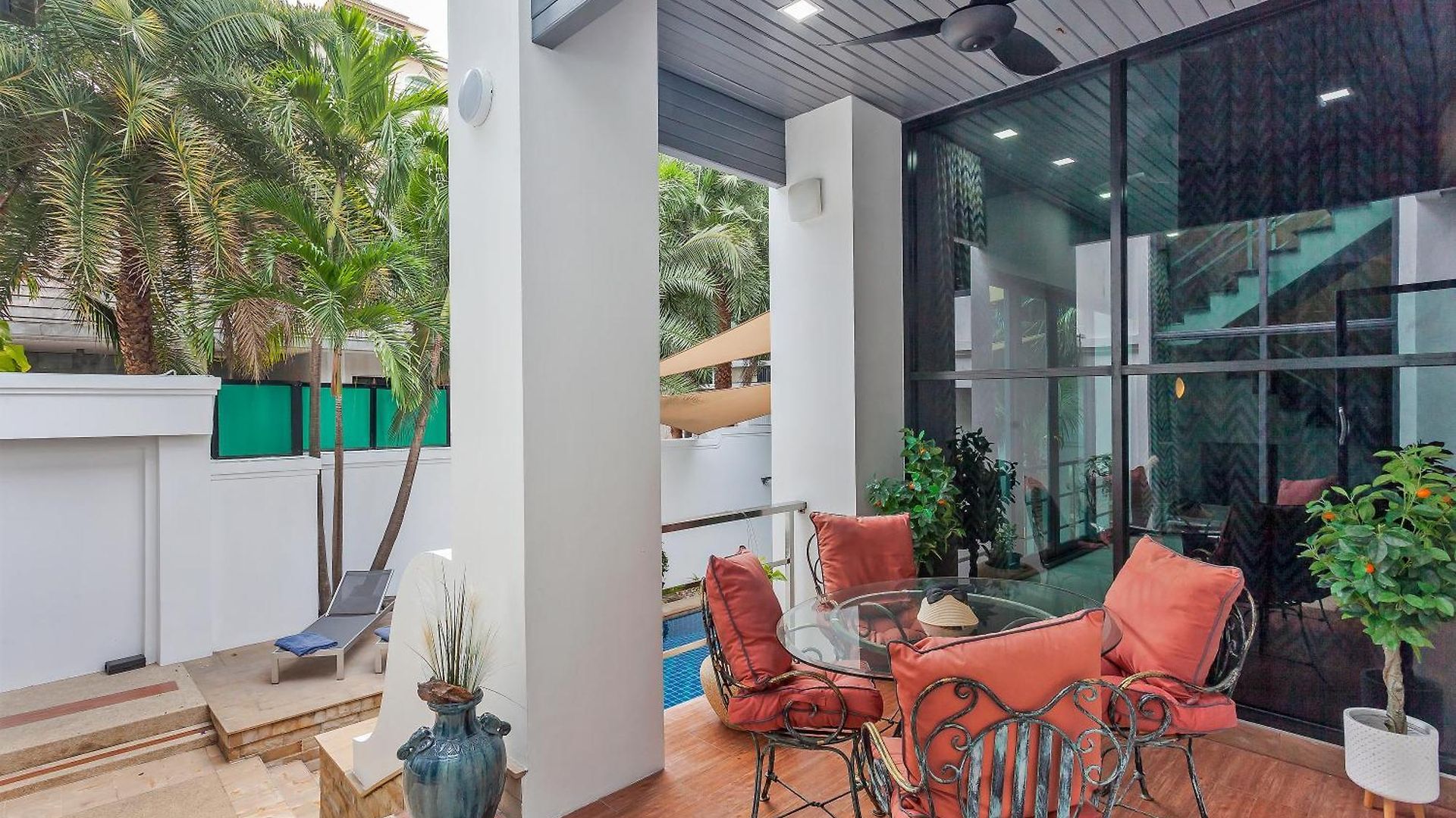 Angels-villa-pattaya-near-walking-street-4bed-8-people