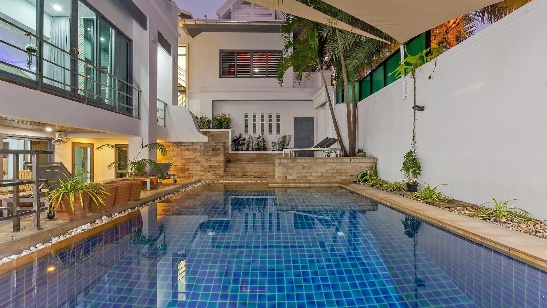 Angels-villa-pattaya-near-walking-street-4bed-8-people