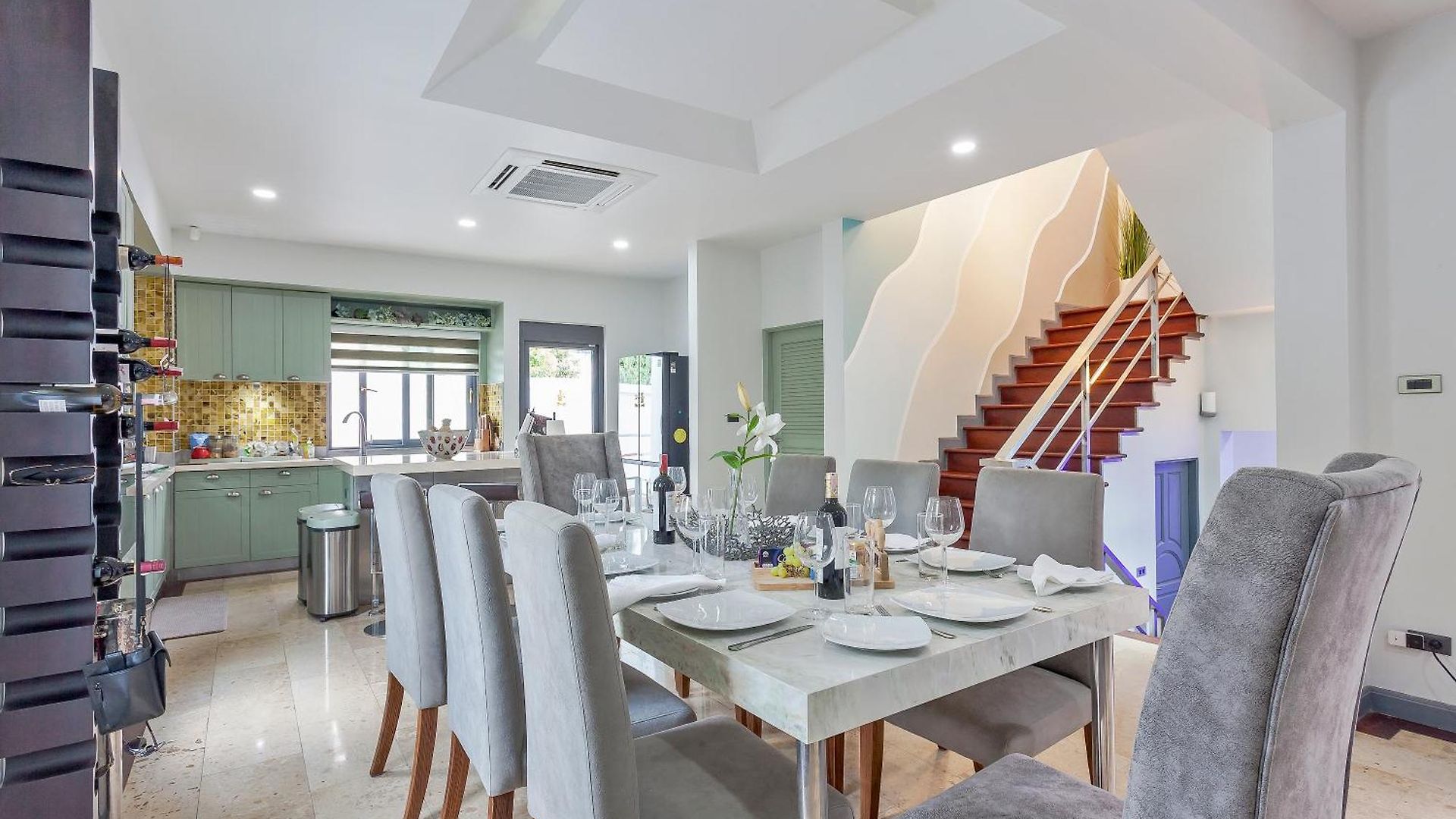 Angels-villa-pattaya-near-walking-street-4bed-8-people