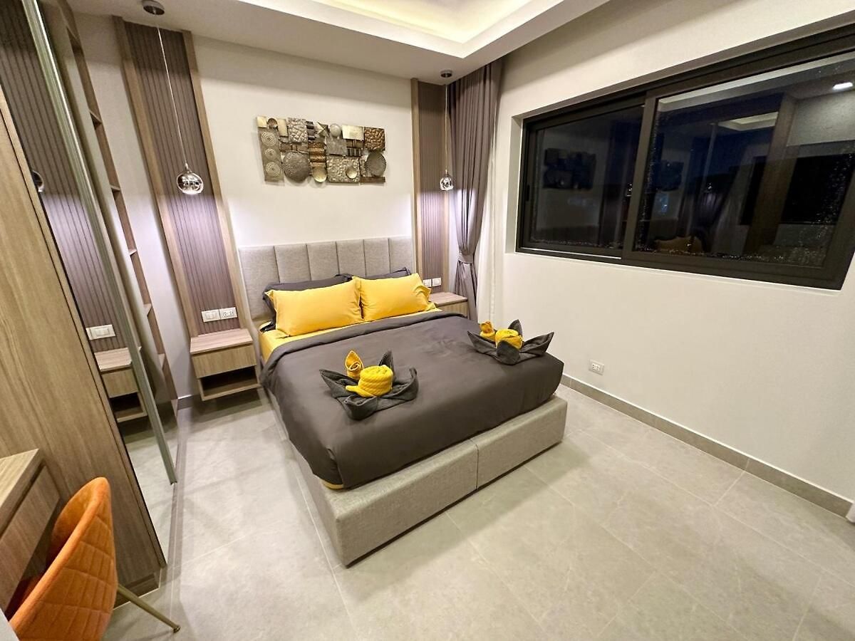 Super Luxury 3 Bedroom Private Pool With Jacuzzi, Near 711, 10 Minutes To Walking Street And - Mt8 Pattaya