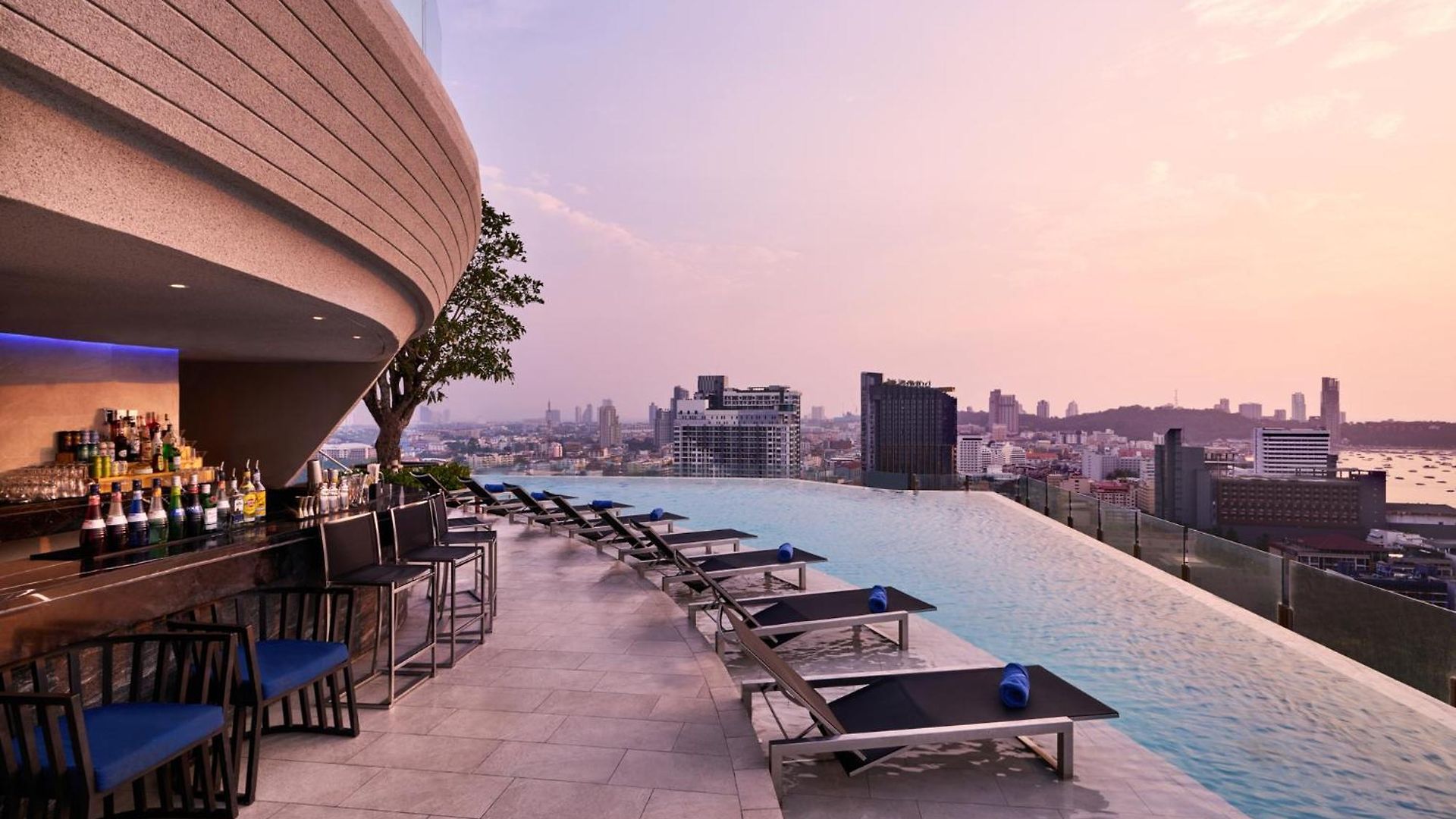 โรงแรม Somerset 5*