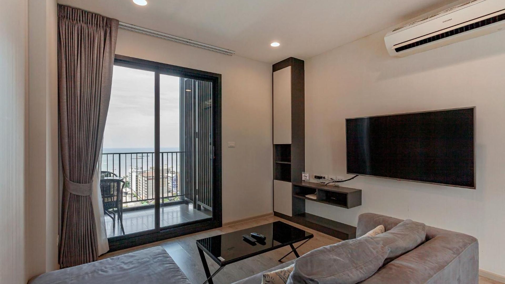 อพาร์ทเม้น 2 Bedroom Sea View, The Base Pattaya