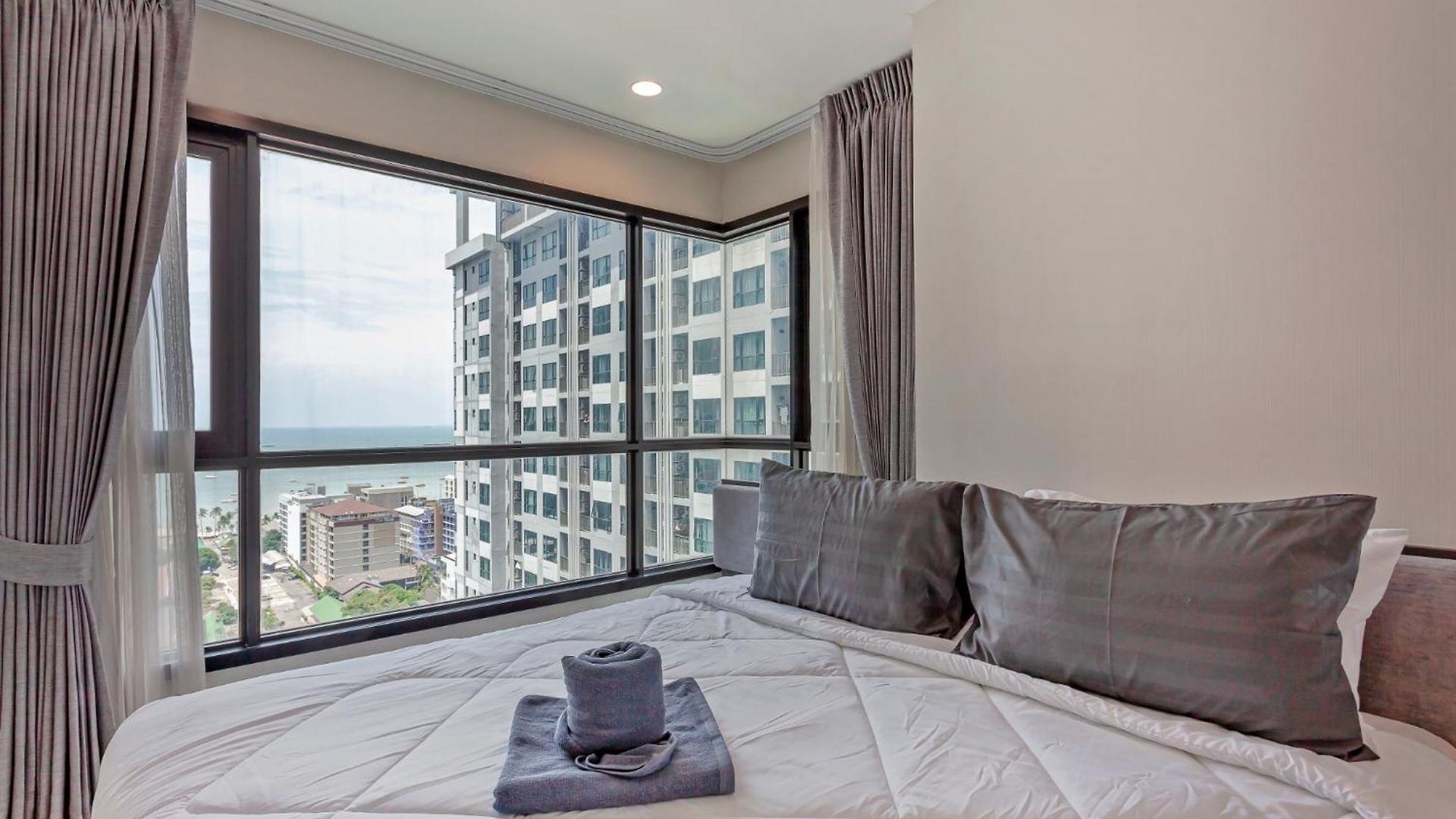 2 Bedroom Sea View, The Base อพาร์ทเม้น Pattaya