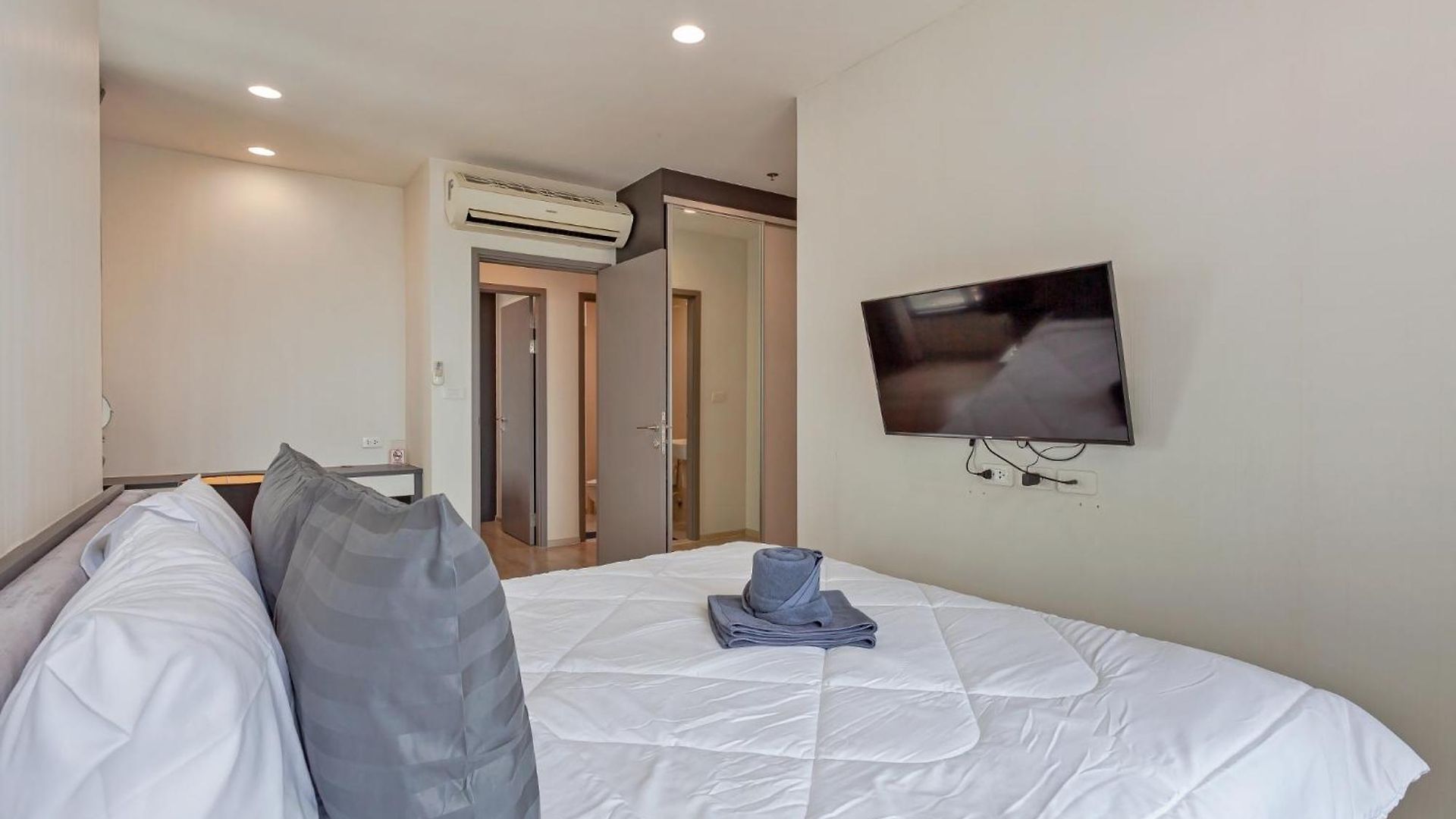อพาร์ทเม้น 2 Bedroom Sea View, The Base Pattaya