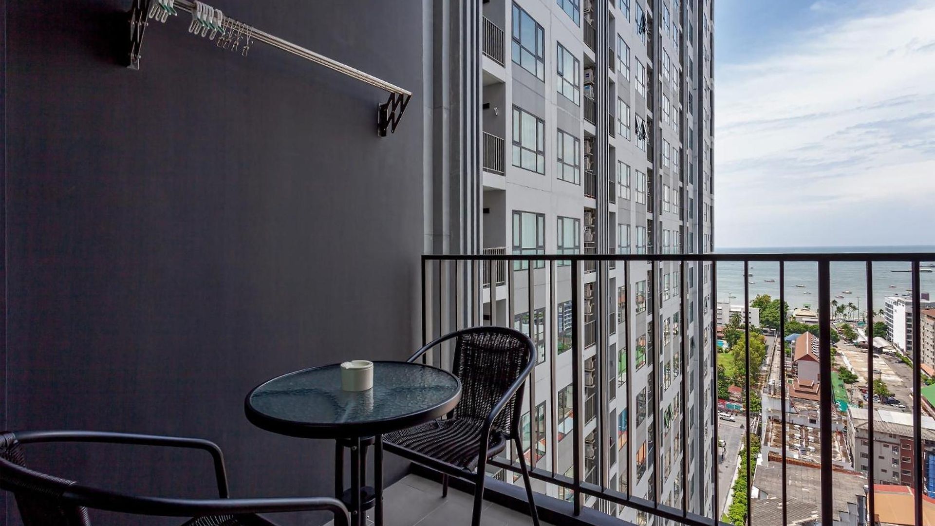 อพาร์ทเม้น 2 Bedroom Sea View, The Base