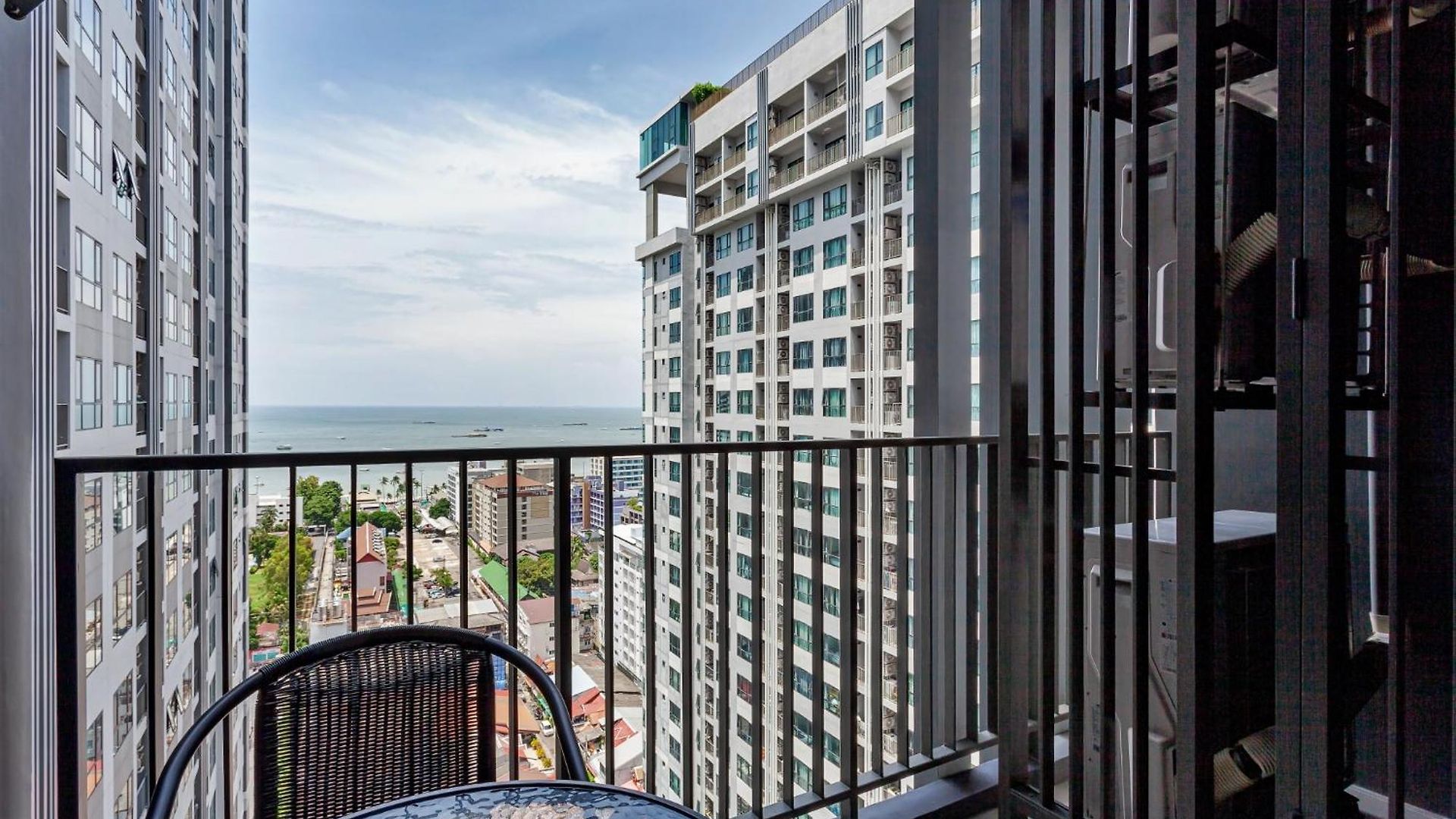 อพาร์ทเม้น 2 Bedroom Sea View, The Base *
