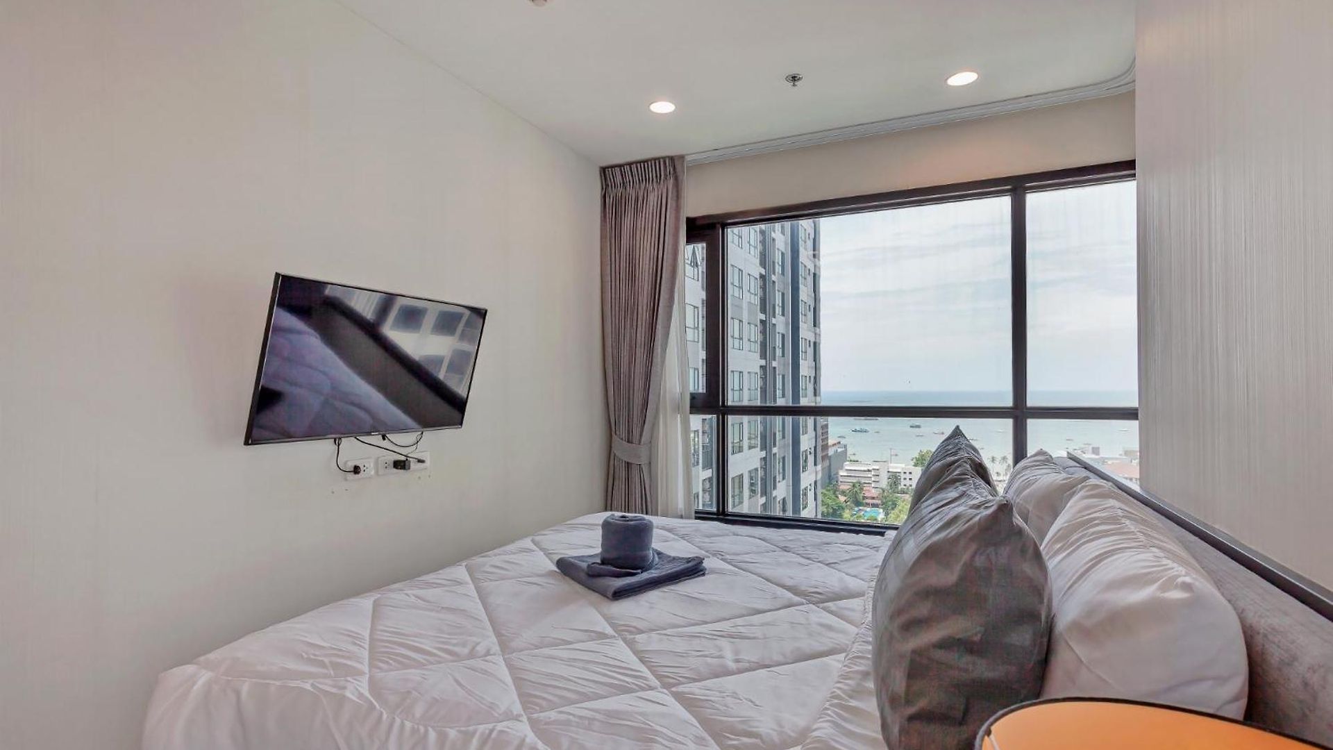 อพาร์ทเม้น 2 Bedroom Sea View, The Base Pattaya