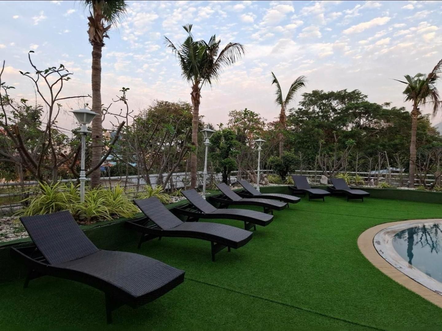 โรงแรม First Pacific Cirrus
