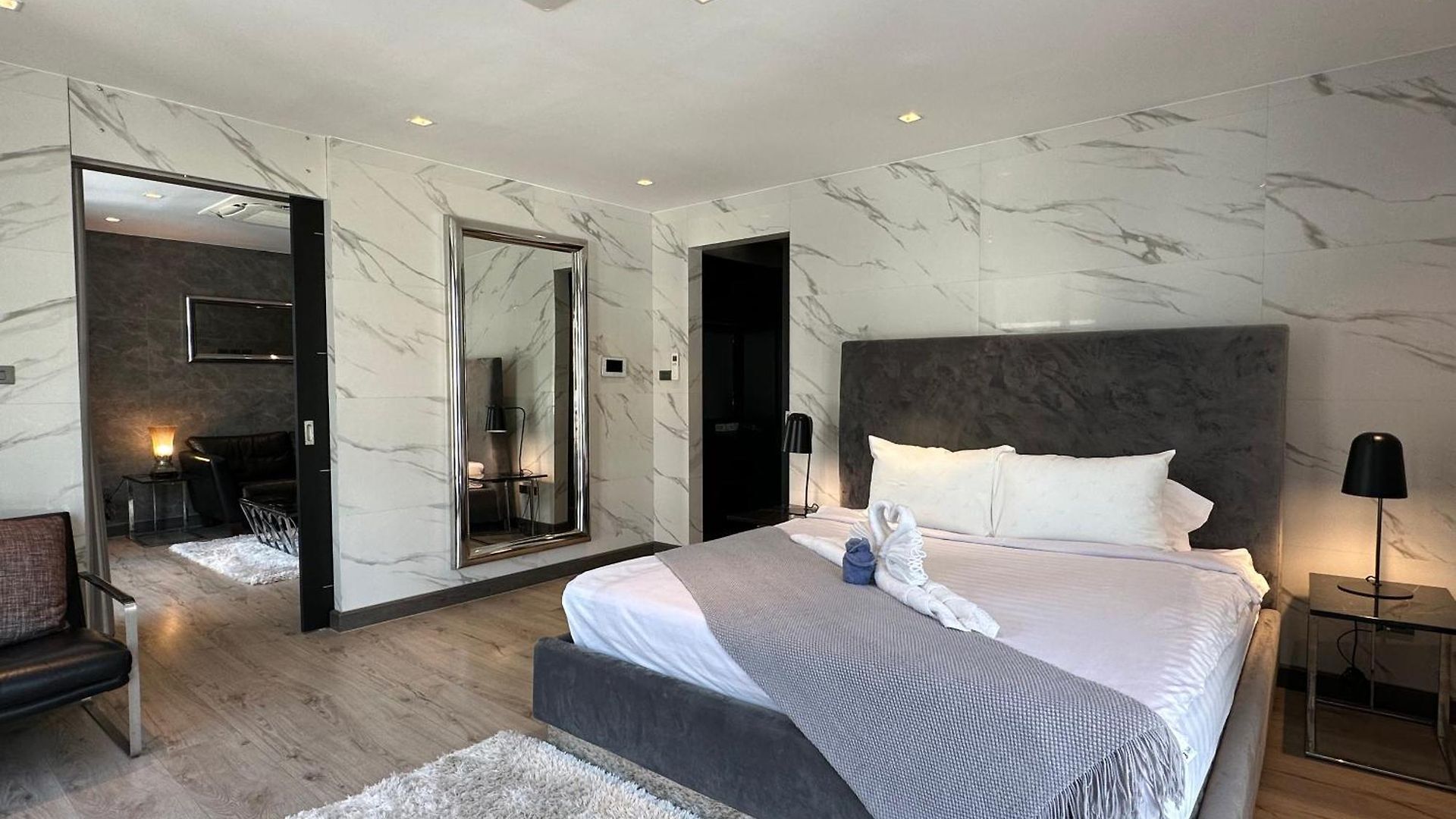 Near & Walk Street Luxury Villa Pattaya