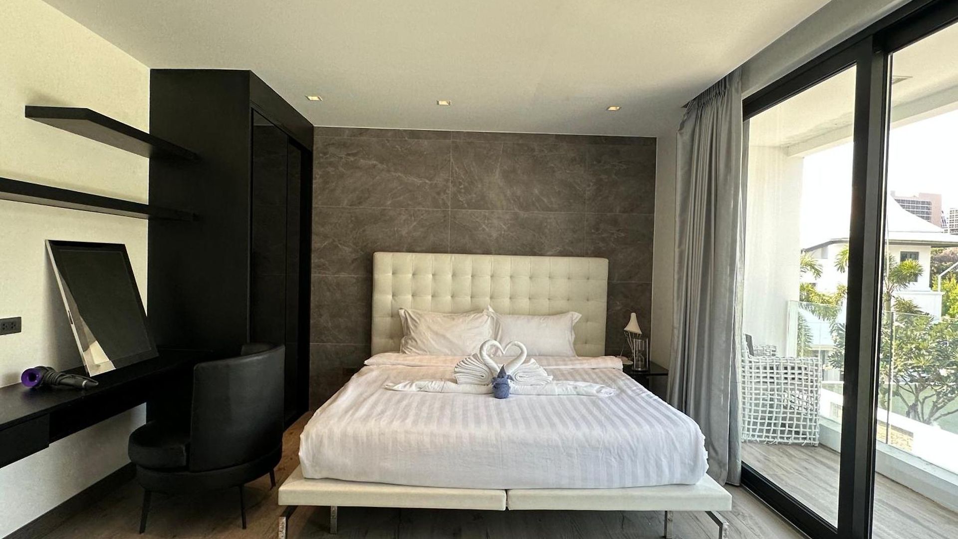 Near & Walk Street Luxury