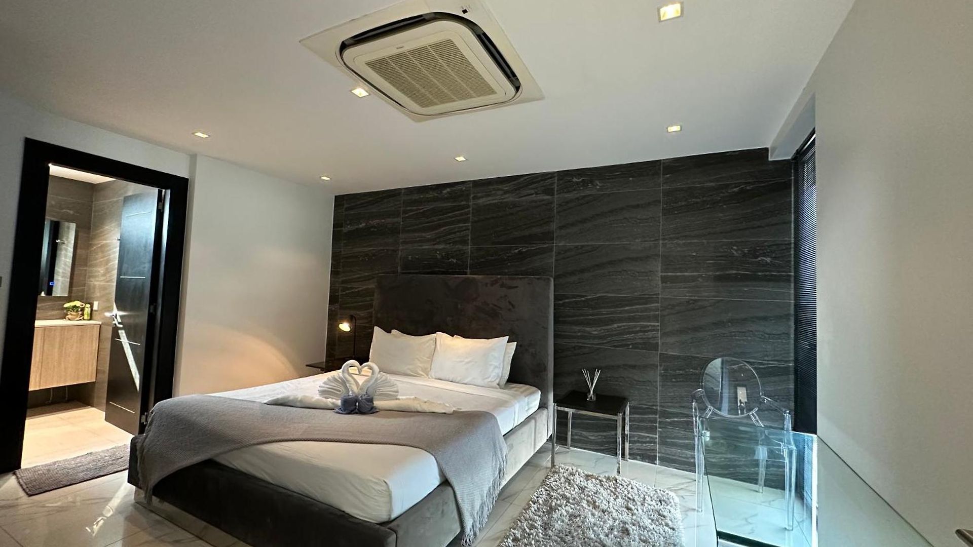 Near & Walk Street Luxury Villa Pattaya