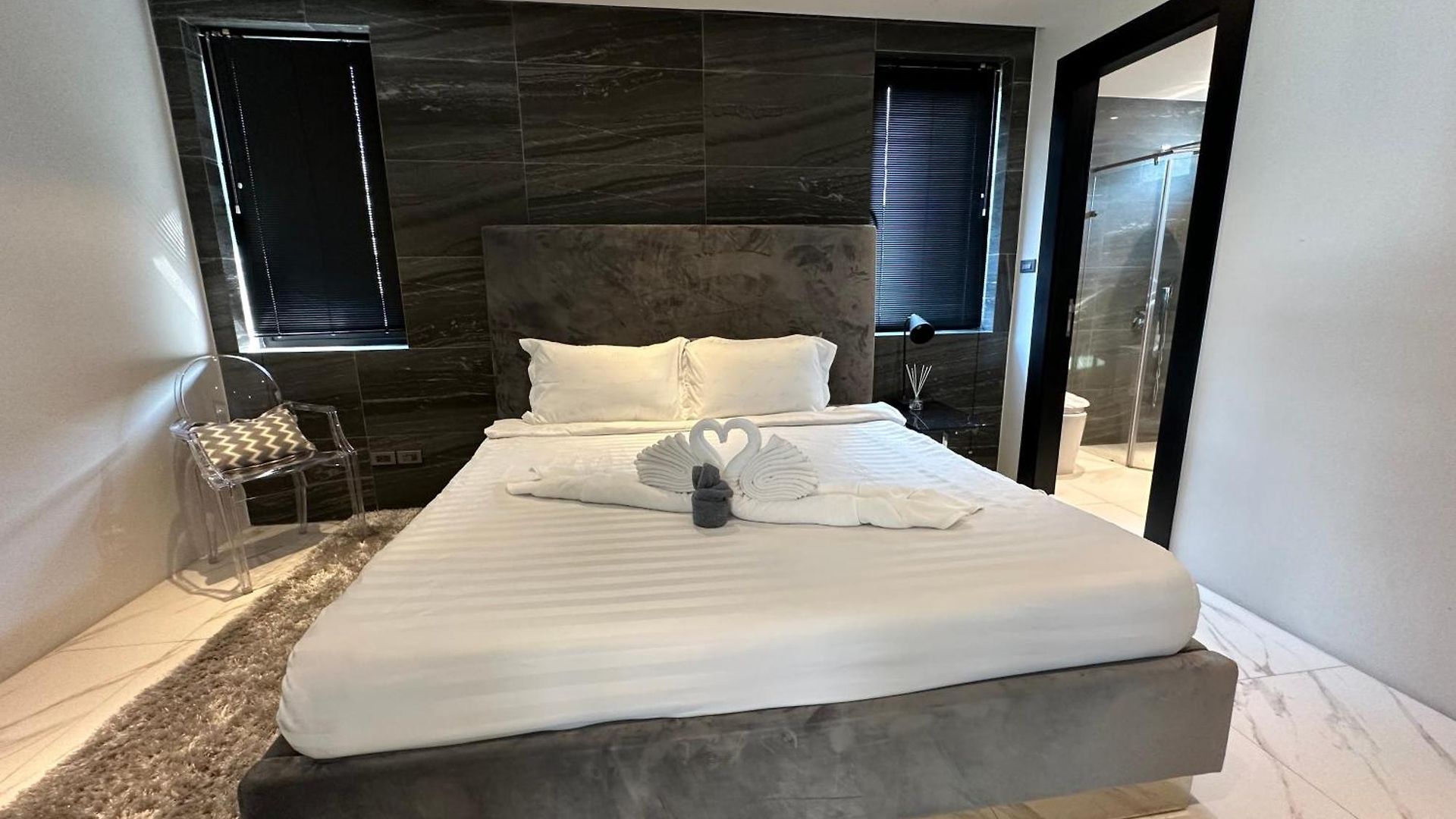 Near & Walk Street Luxury Villa Pattaya