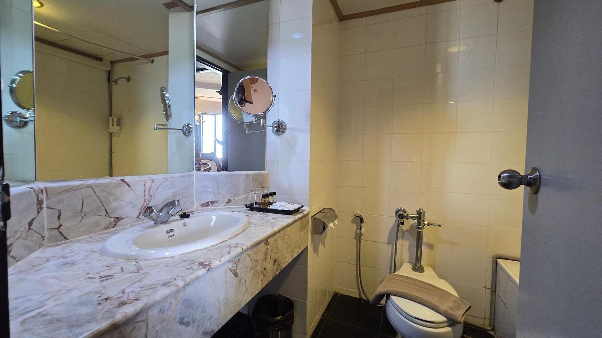 โรงแรม First Pacific Cirrus