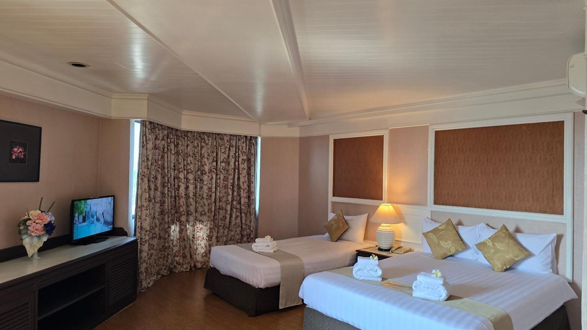 โรงแรม First Pacific Cirrus Pattaya
