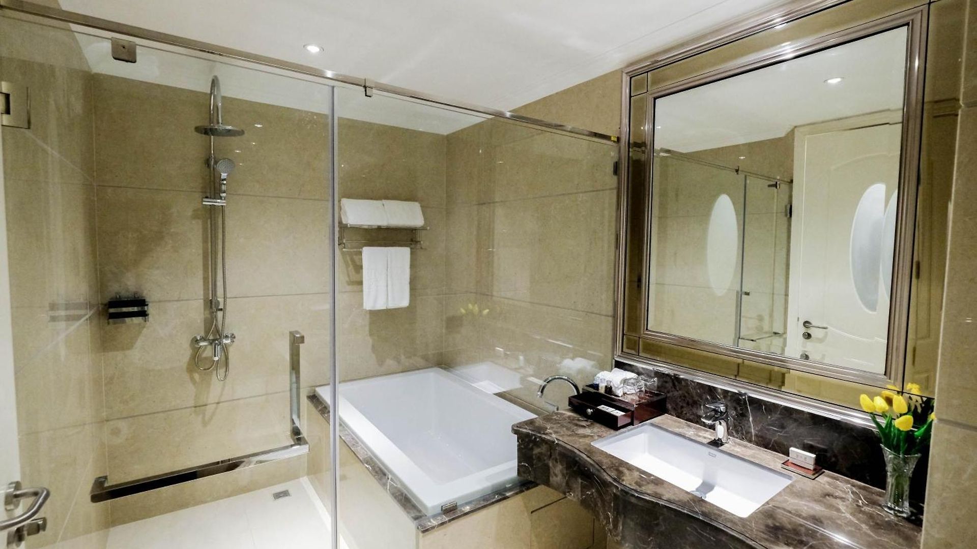 โรงแรม Lk Grand Empire