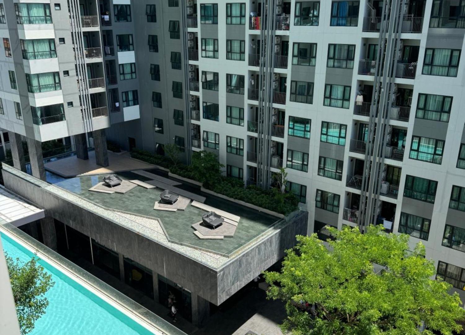 芭提雅市中心the Base 高端公寓酒店 *