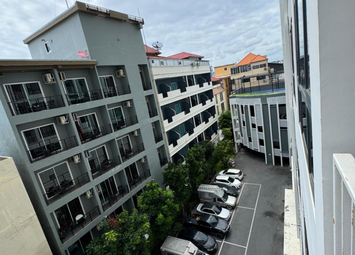 芭提雅市中心the Base 高端公寓酒店