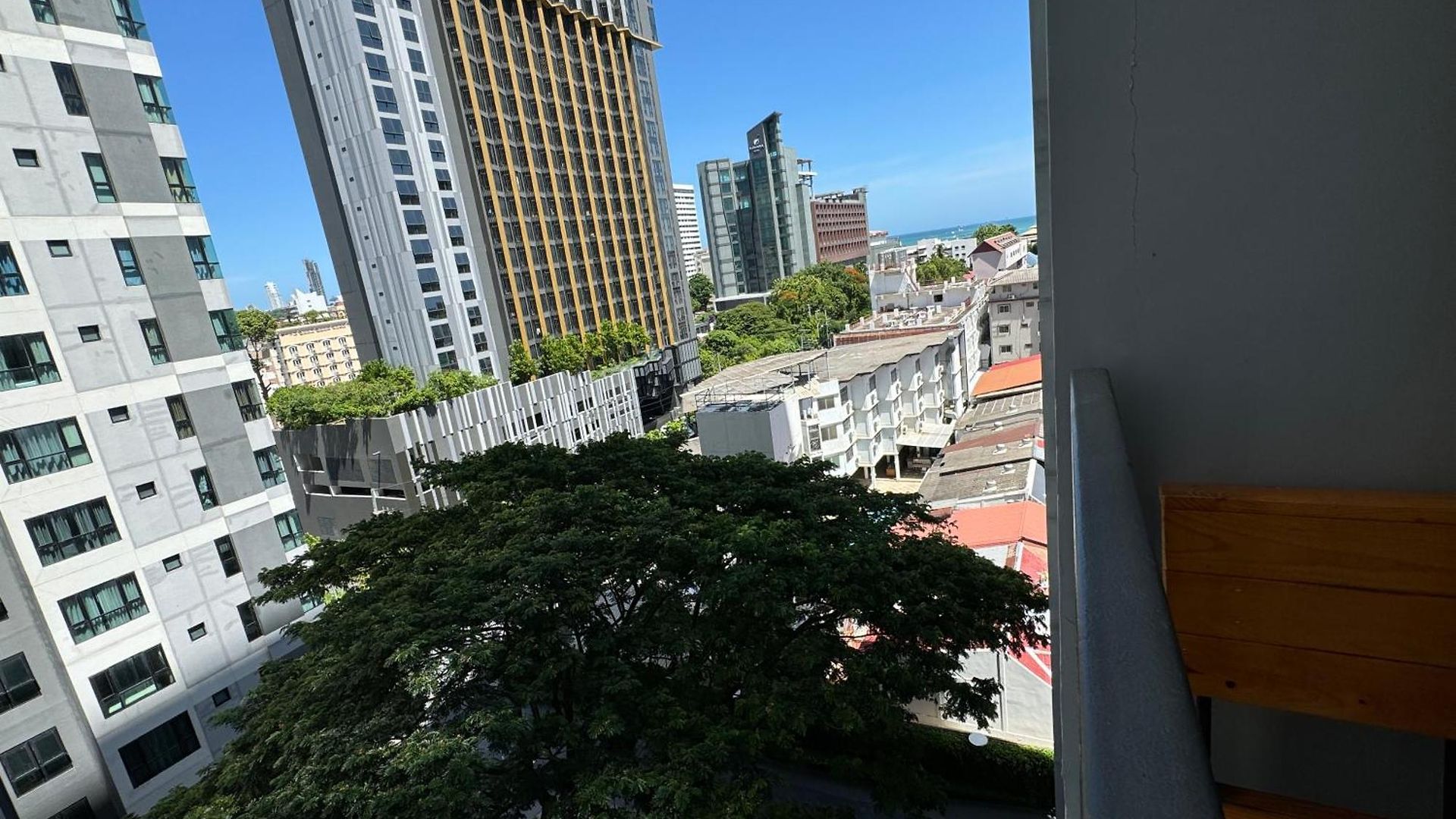 芭提雅市中心the Base 高端公寓酒店 Pattaya