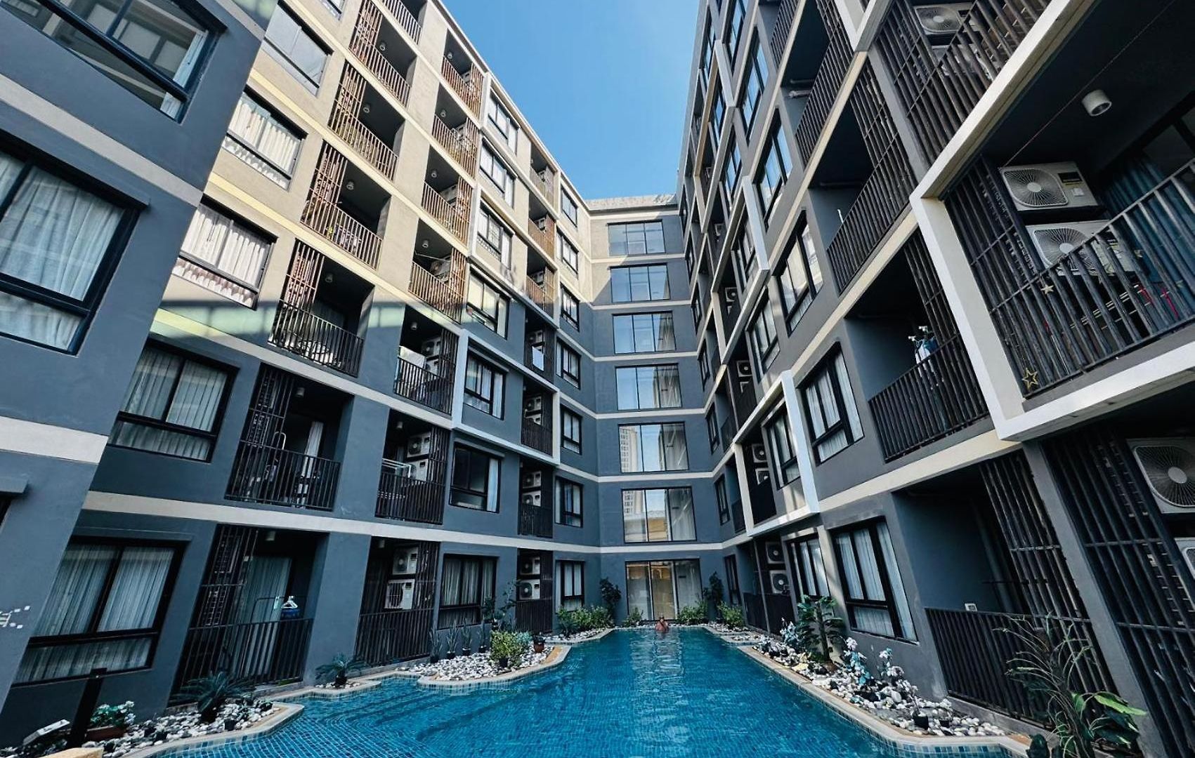The Urban Attitude & One Bedroom *