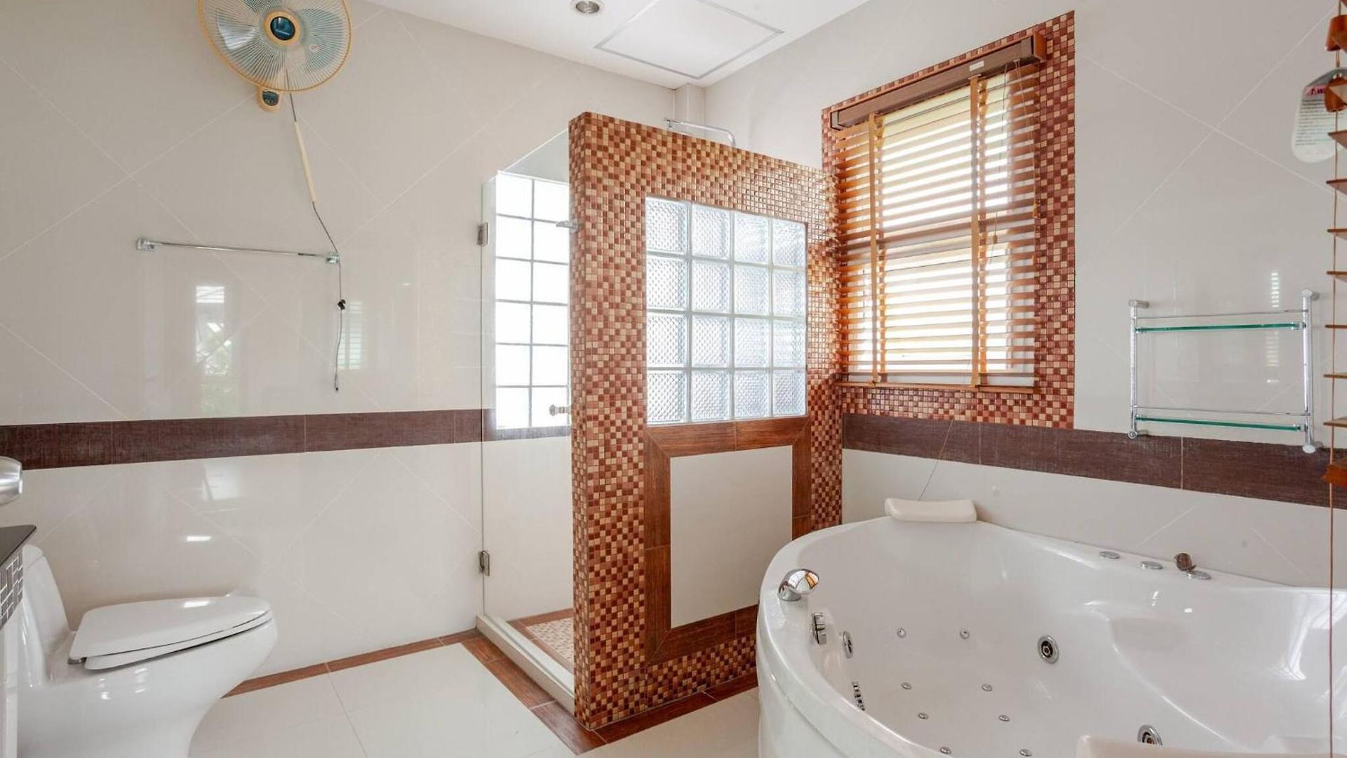 Luxury Iconic Royal Boat Pool North