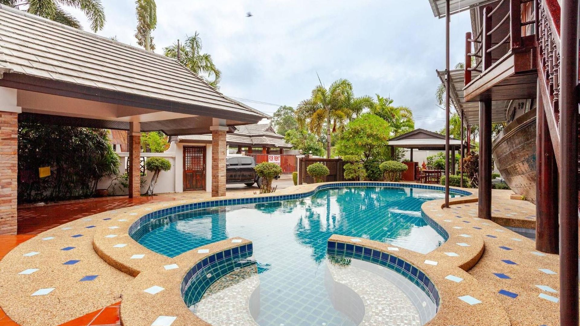 Luxury Iconic Royal Boat Pool North *
