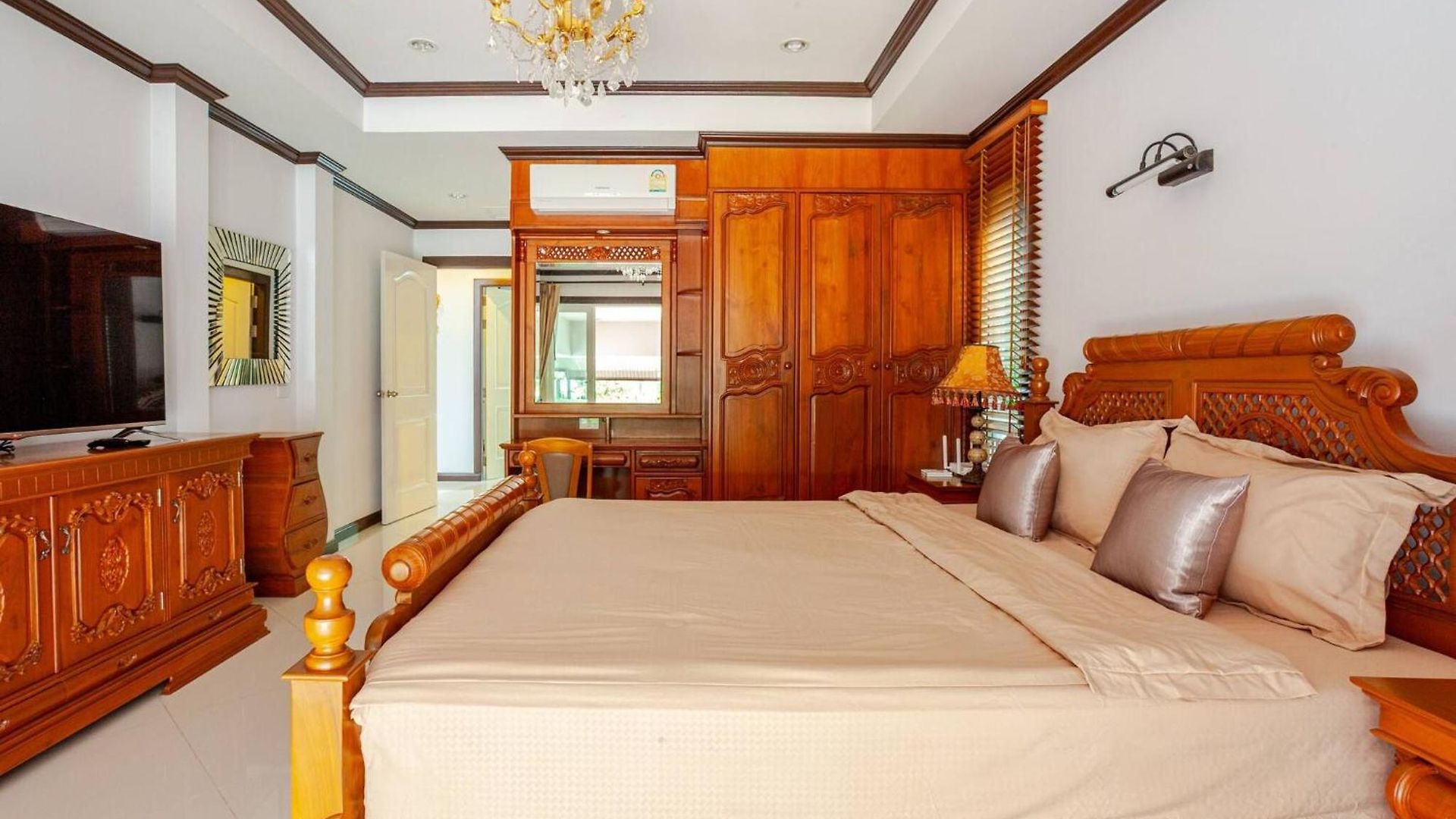 Luxury Iconic Royal Boat Pool North Pattaya